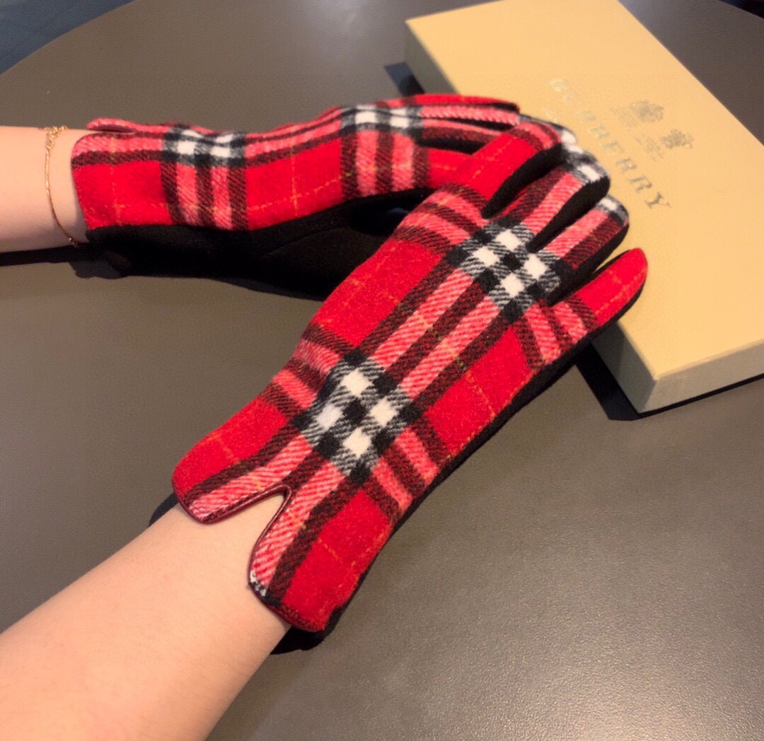 巴宝莉BURBERRY 专柜新品羊毛手套，时尚手套，秋冬保暖加绒内里，经典格子，上手超舒适柔软、百搭！均