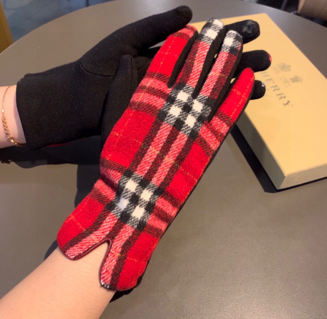 巴宝莉BURBERRY 专柜新品羊毛手套，时尚手套，秋冬保暖加绒内里，经典格子，上手超舒适柔软、百搭！均