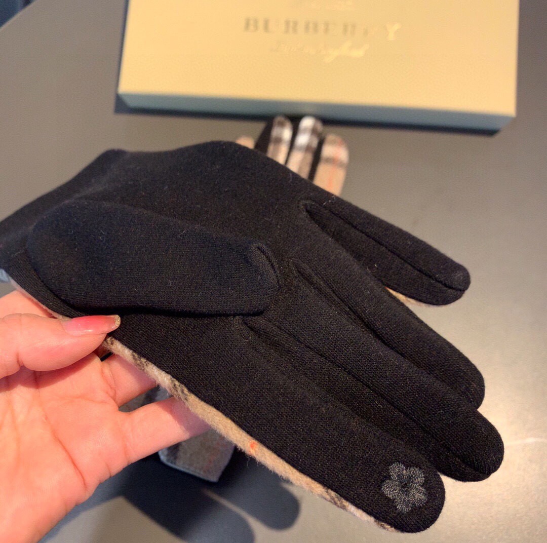 巴宝莉BURBERRY 专柜新品羊毛手套，时尚手套，秋冬保暖加绒内里，经典格子，上手超舒适柔软、百搭！均