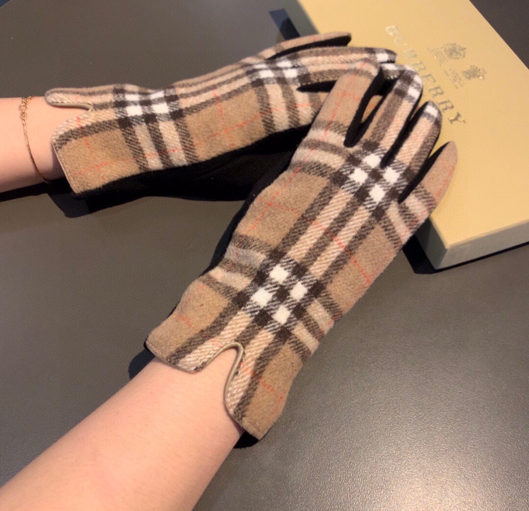 巴宝莉BURBERRY 专柜新品羊毛手套，时尚手套，秋冬保暖加绒内里，经典格子，上手超舒适柔软、百搭！均