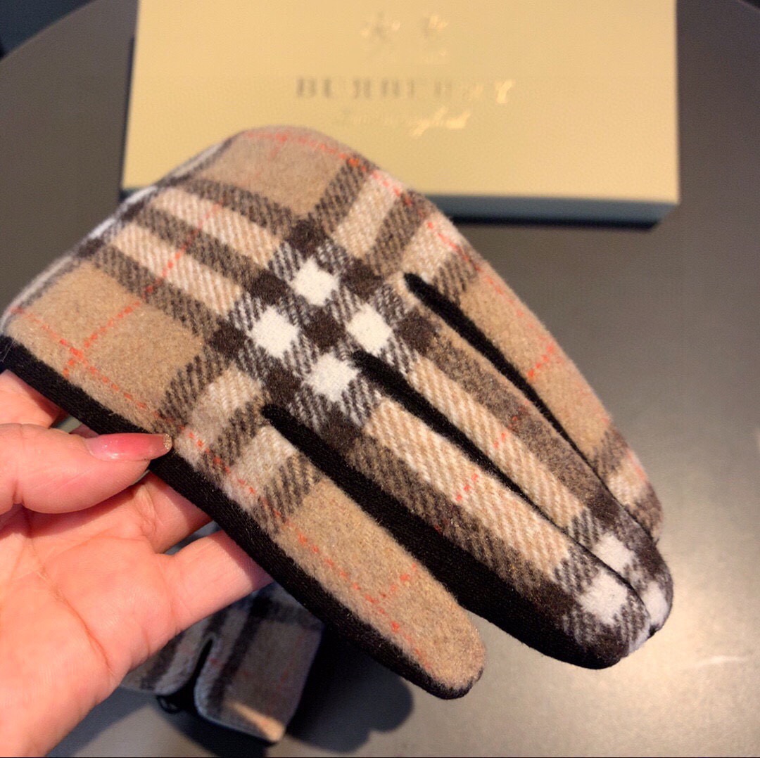 巴宝莉BURBERRY 专柜新品羊毛手套，时尚手套，秋冬保暖加绒内里，经典格子，上手超舒适柔软、百搭！均