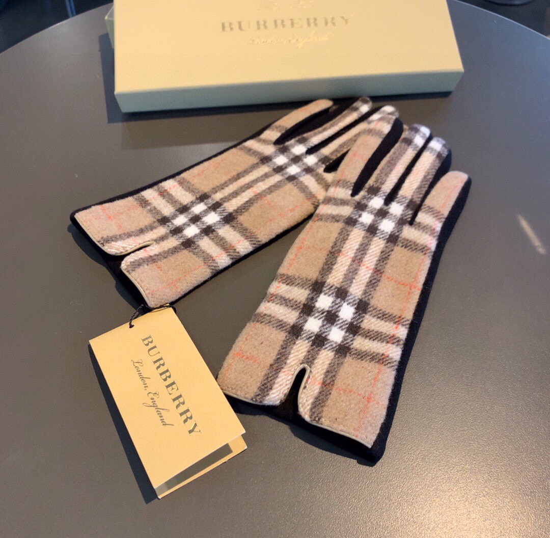 巴宝莉BURBERRY 专柜新品羊毛手套，时尚手套，秋冬保暖加绒内里，经典格子，上手超舒适柔软、百搭！均