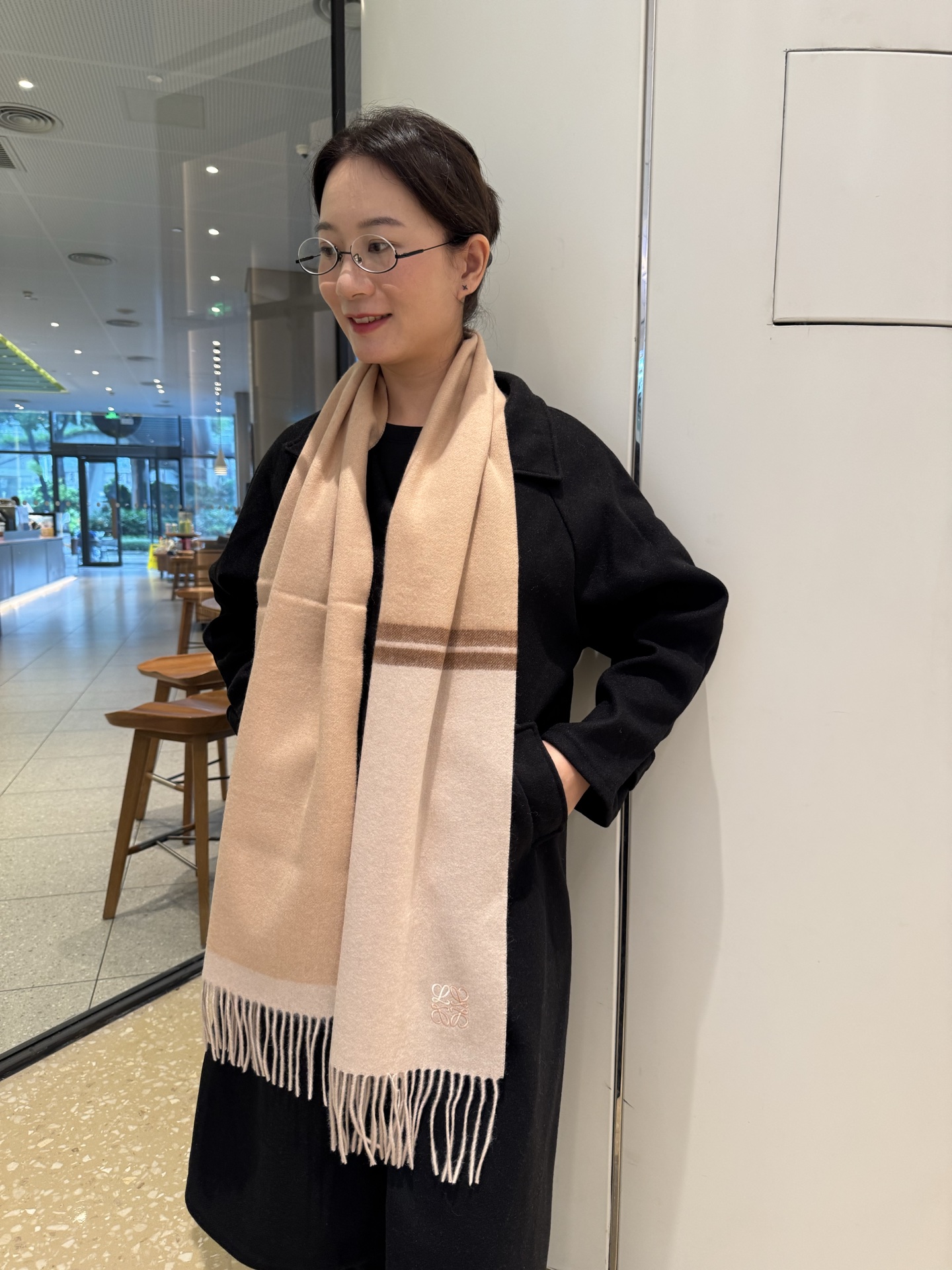 Loewe Loewe 罗意威难得一见的温柔配色 低调又不失优雅 重点推荐 双边配色 一条围巾两种风格搭配
