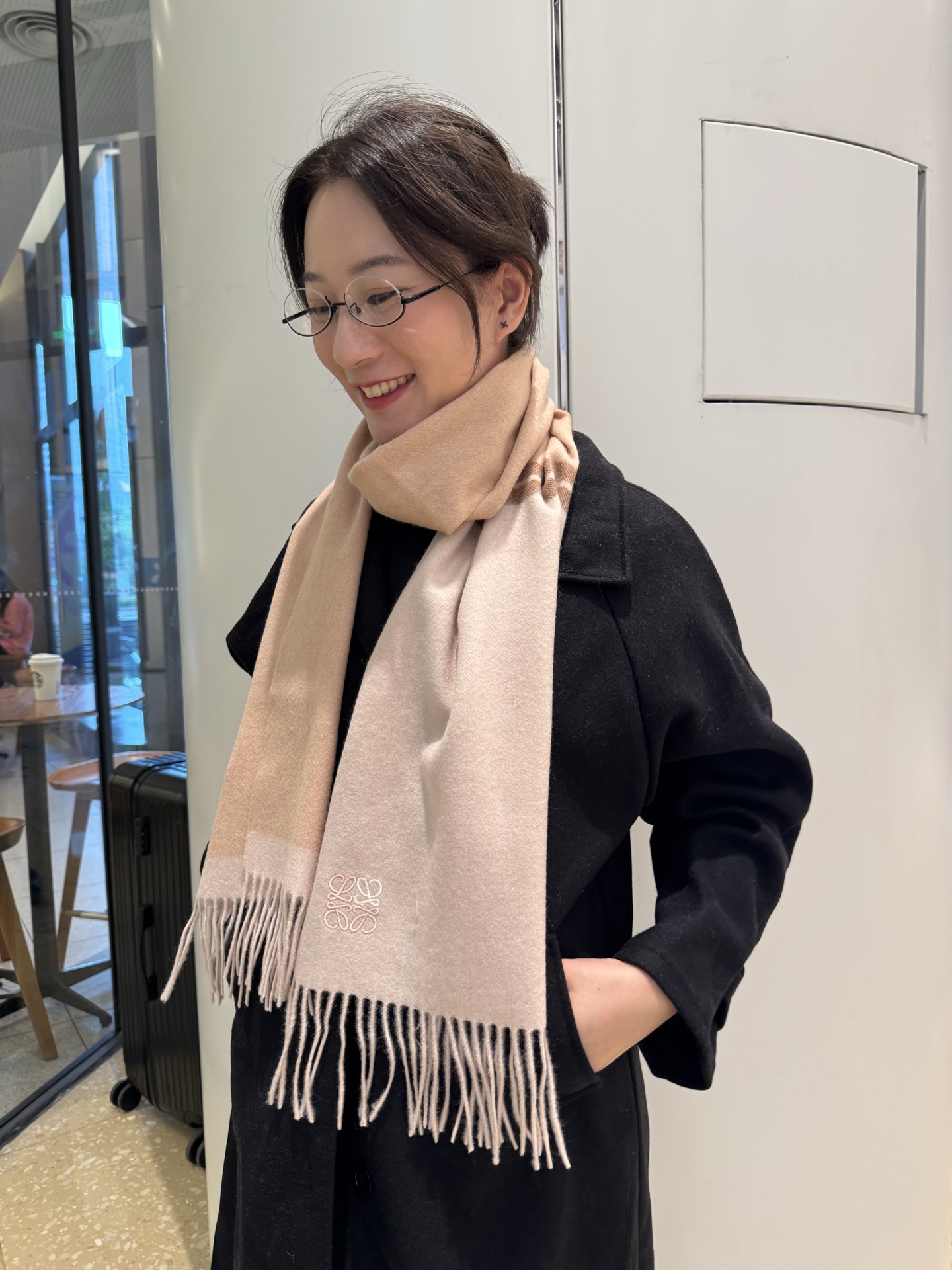 Loewe Loewe 罗意威难得一见的温柔配色 低调又不失优雅 重点推荐 双边配色 一条围巾两种风格搭配
