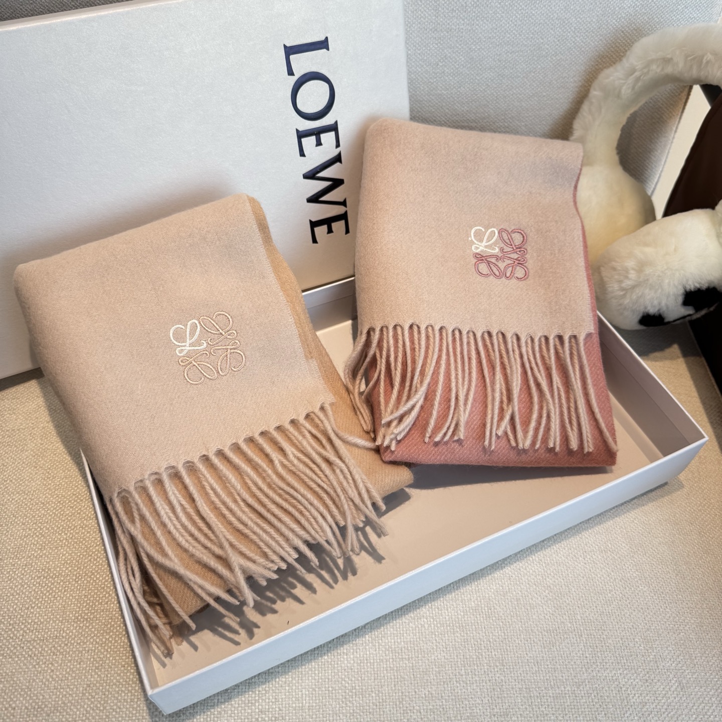 Loewe Loewe 罗意威难得一见的温柔配色 低调又不失优雅 重点推荐 双边配色 一条围巾两种风格搭配