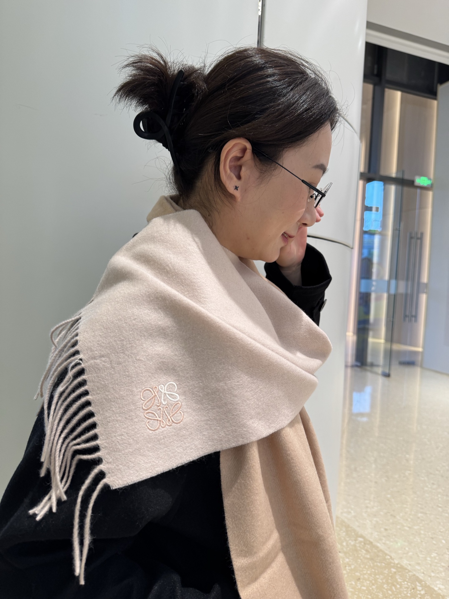 Loewe Loewe 罗意威难得一见的温柔配色 低调又不失优雅 重点推荐 双边配色 一条围巾两种风格搭配