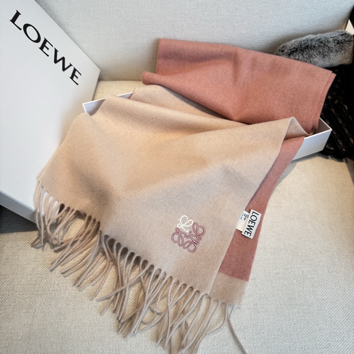 Loewe Loewe 罗意威难得一见的温柔配色 低调又不失优雅 重点推荐 双边配色 一条围巾两种风格搭配