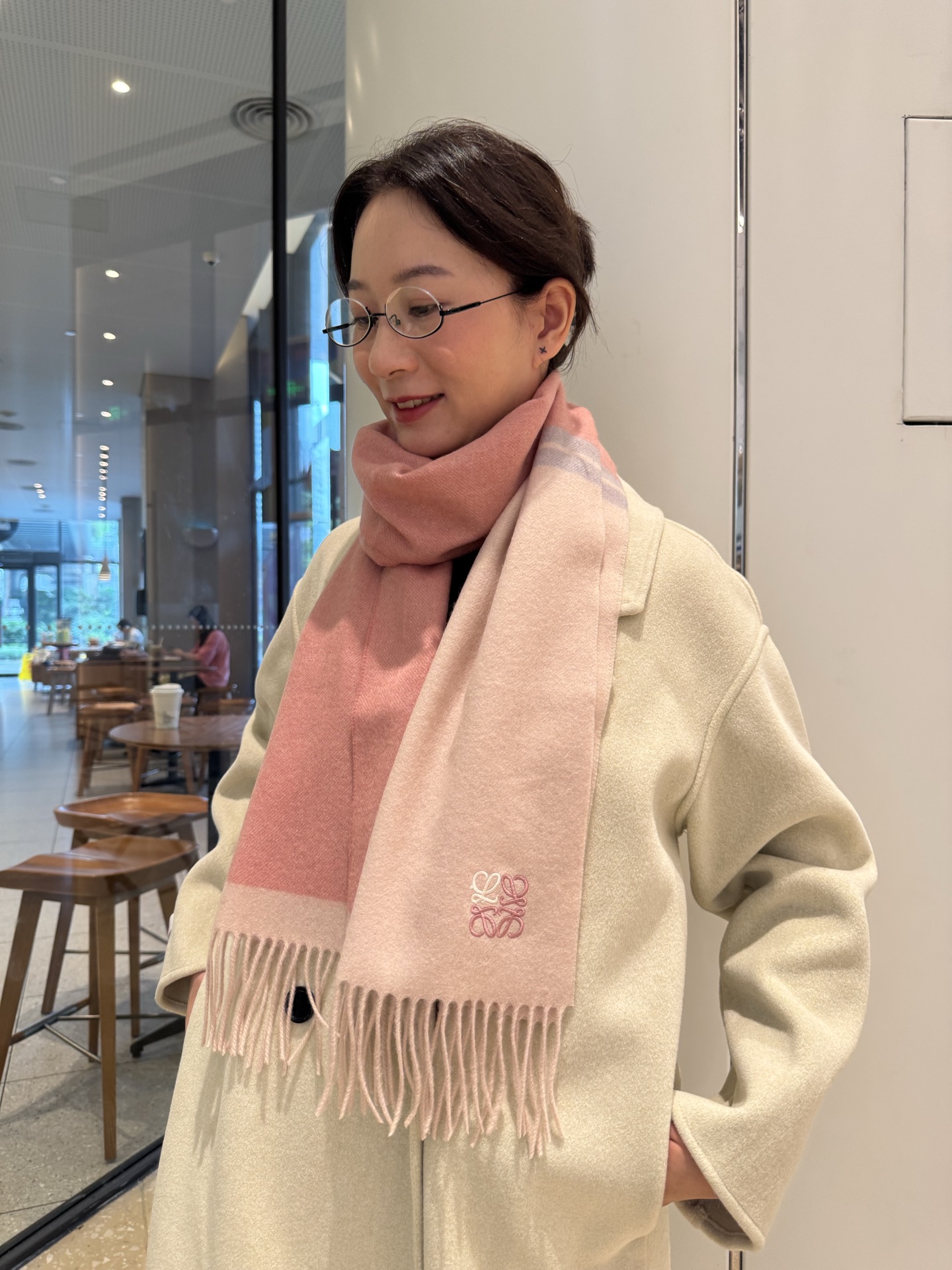 Loewe Loewe 罗意威难得一见的温柔配色 低调又不失优雅 重点推荐 双边配色 一条围巾两种风格搭配