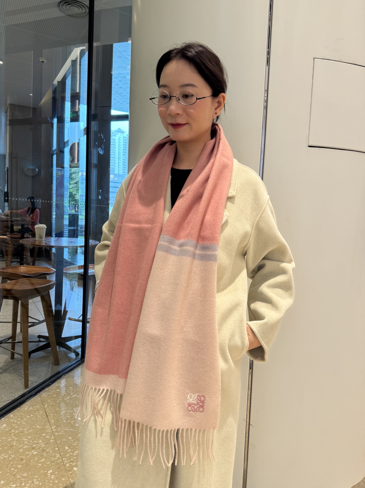 Loewe Loewe 罗意威难得一见的温柔配色 低调又不失优雅 重点推荐 双边配色 一条围巾两种风格搭配