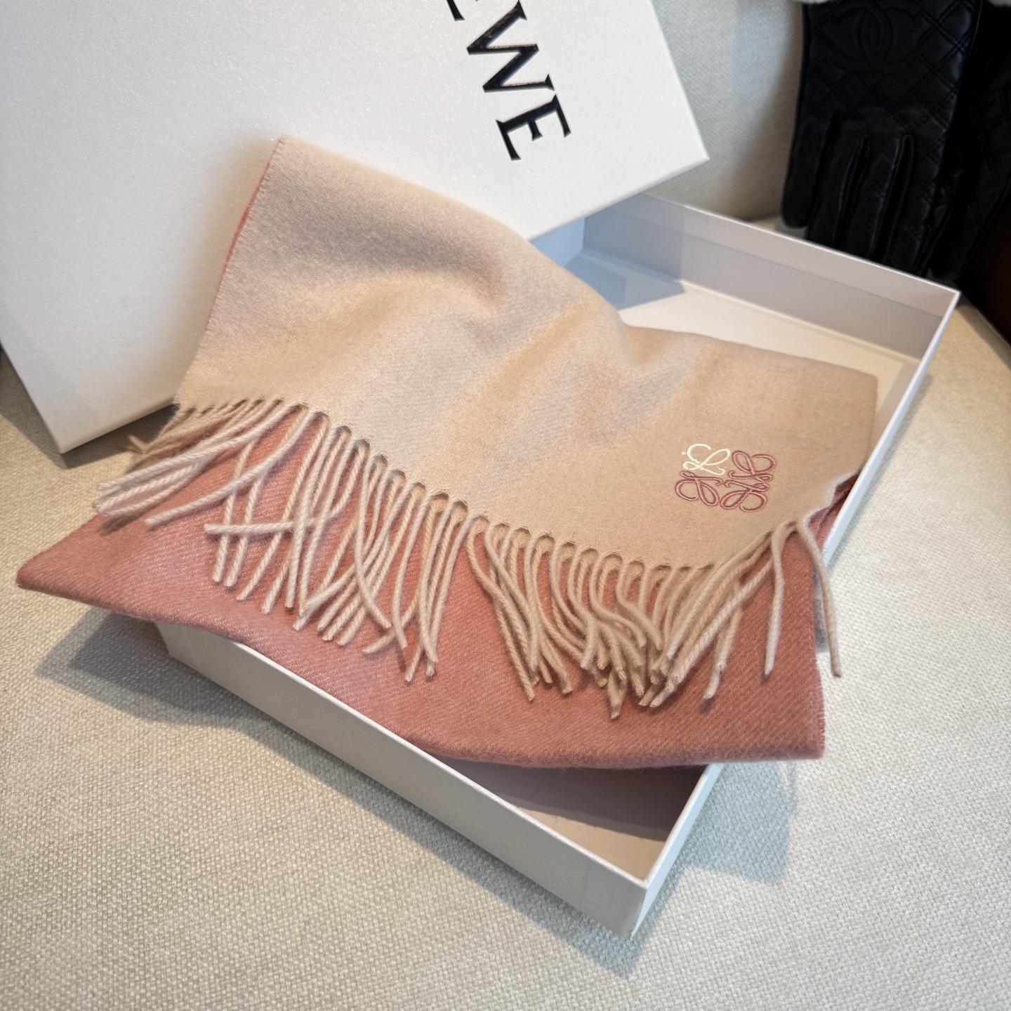 Loewe Loewe 罗意威难得一见的温柔配色 低调又不失优雅 重点推荐 双边配色 一条围巾两种风格搭配