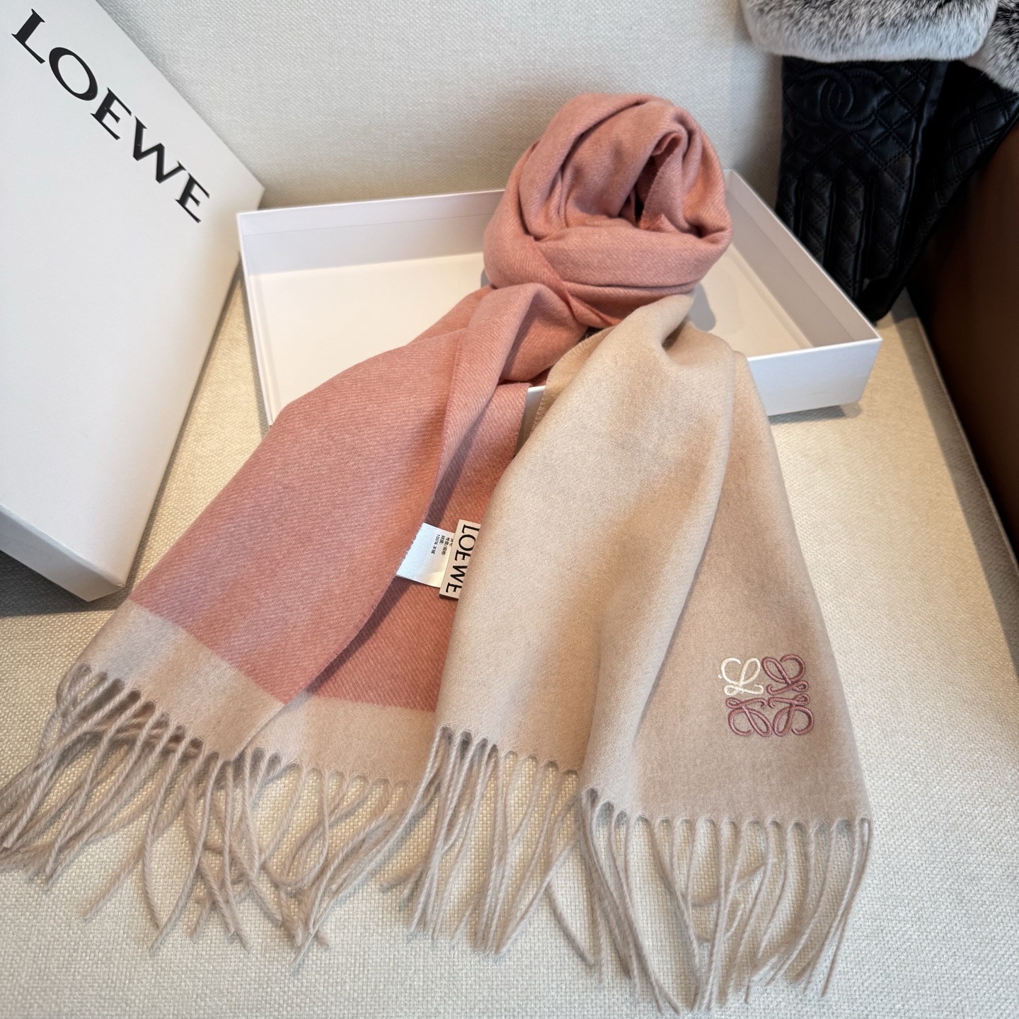 Loewe Loewe 罗意威难得一见的温柔配色 低调又不失优雅 重点推荐 双边配色 一条围巾两种风格搭配