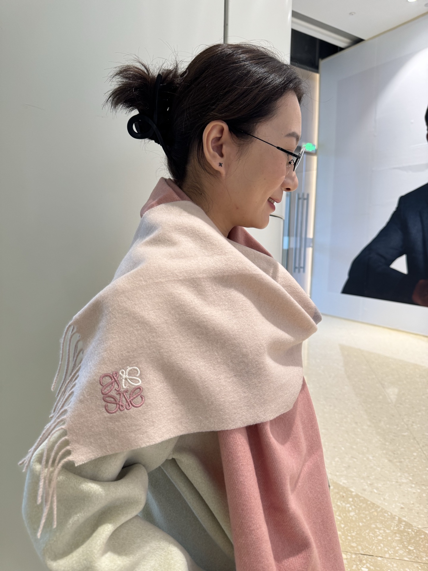 Loewe Loewe 罗意威难得一见的温柔配色 低调又不失优雅 重点推荐 双边配色 一条围巾两种风格搭配