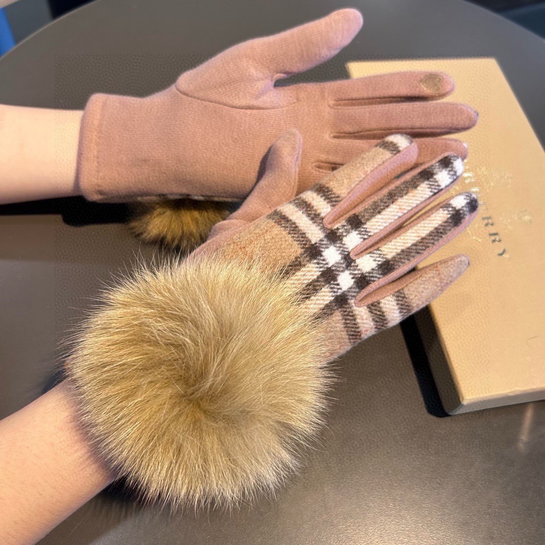 巴宝莉BURBERRY 专柜新品羊毛手套，时尚手套，秋冬保暖加绒内里，经典格子，上手超舒适柔软、百搭！均