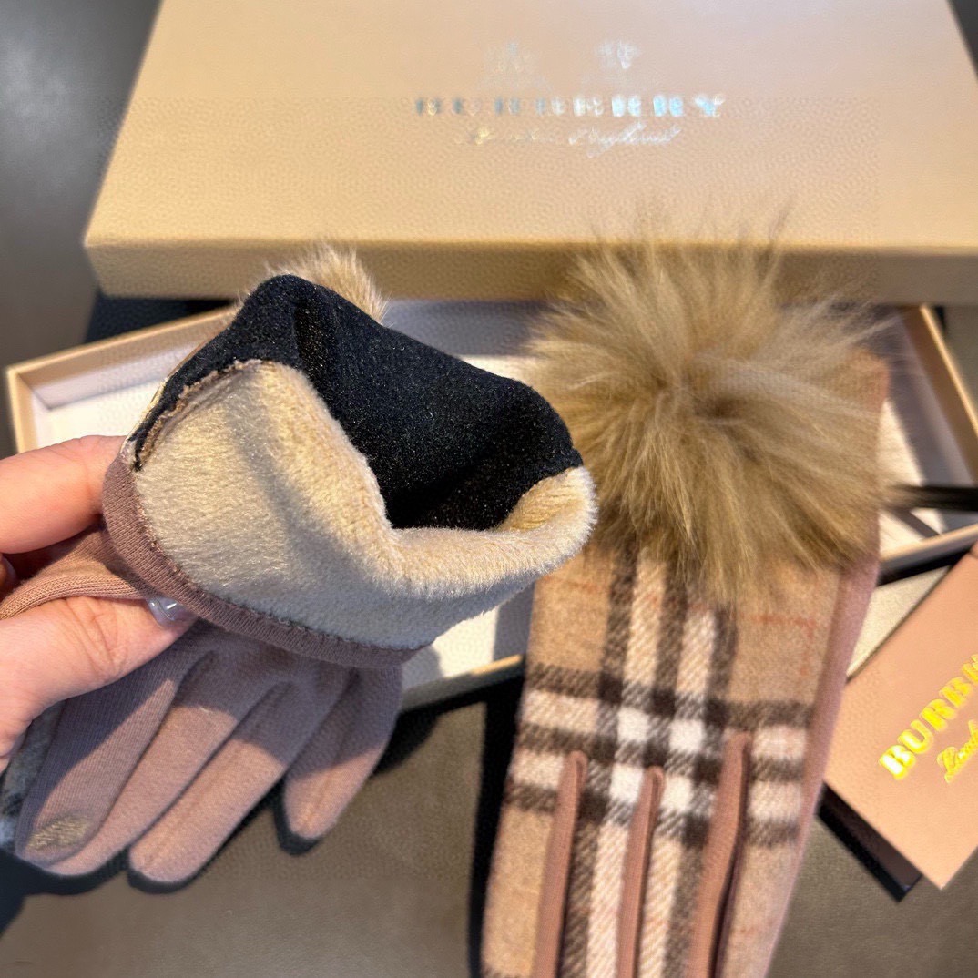 巴宝莉BURBERRY 专柜新品羊毛手套，时尚手套，秋冬保暖加绒内里，经典格子，上手超舒适柔软、百搭！均