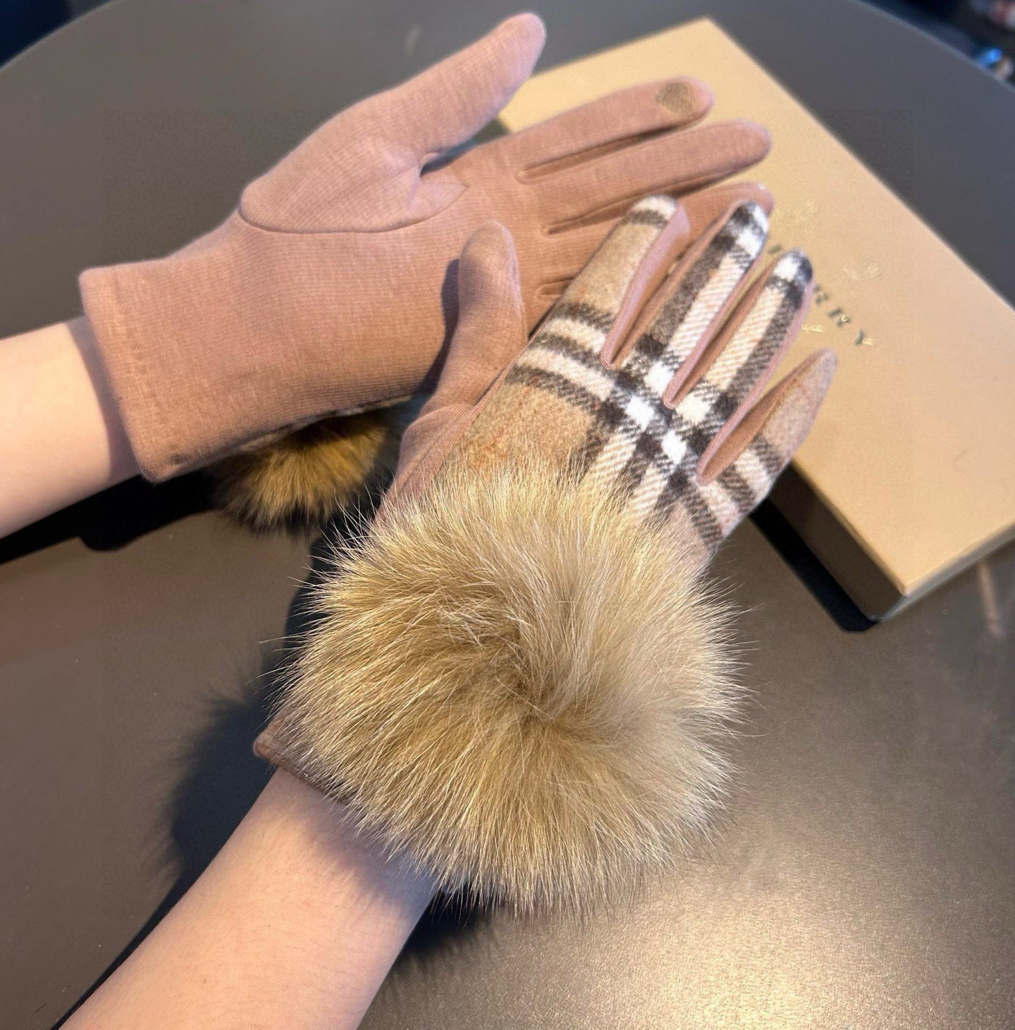 巴宝莉BURBERRY 专柜新品羊毛手套，时尚手套，秋冬保暖加绒内里，经典格子，上手超舒适柔软、百搭！均