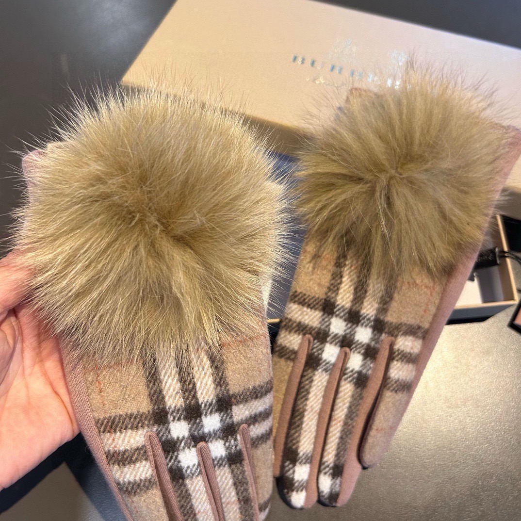 巴宝莉BURBERRY 专柜新品羊毛手套，时尚手套，秋冬保暖加绒内里，经典格子，上手超舒适柔软、百搭！均