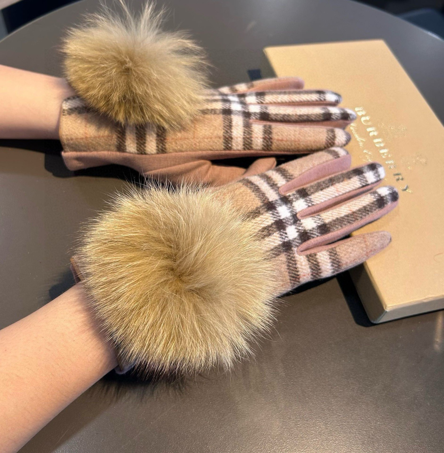巴宝莉BURBERRY 专柜新品羊毛手套，时尚手套，秋冬保暖加绒内里，经典格子，上手超舒适柔软、百搭！均
