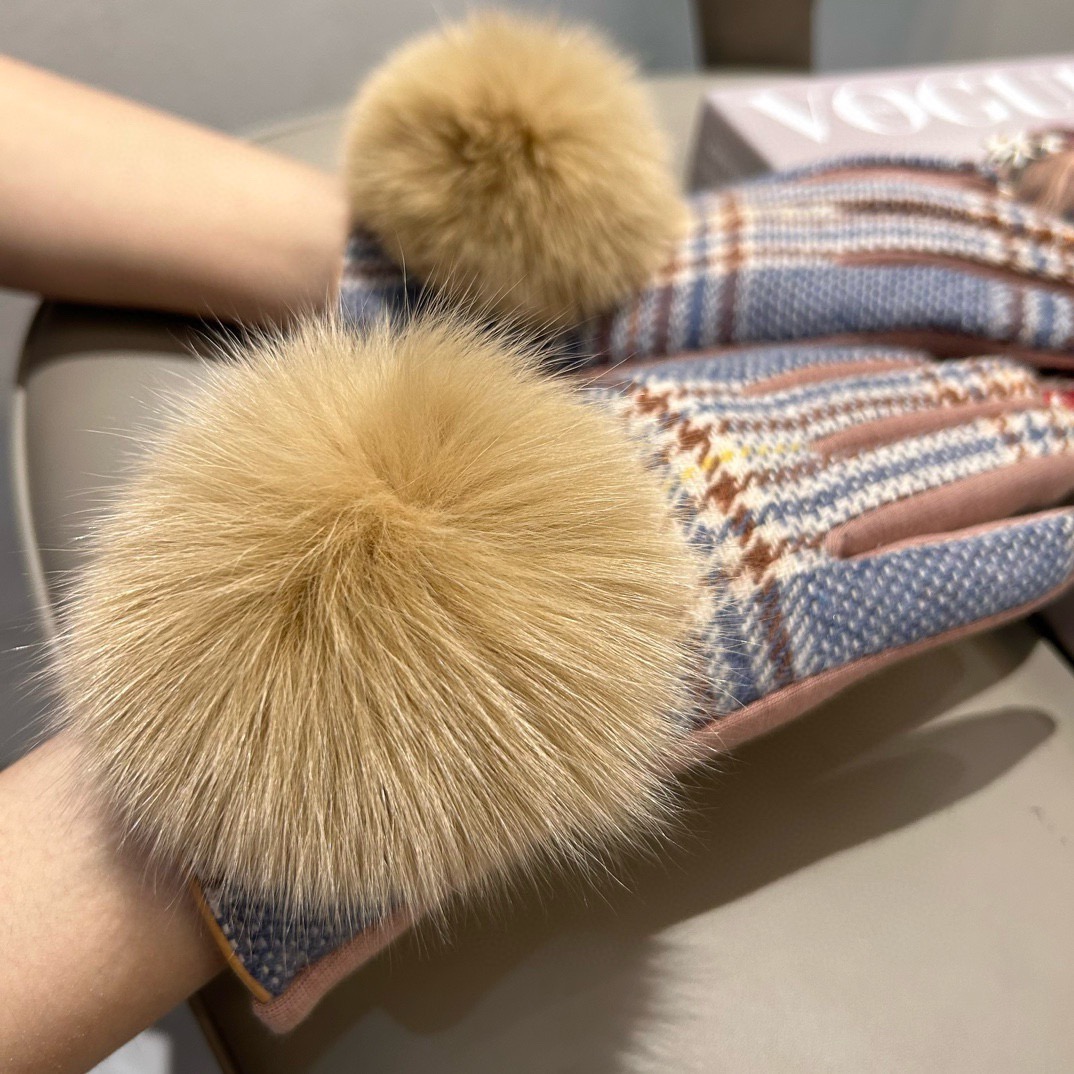 巴宝莉BURBERRY 专柜新品羊毛手套，时尚手套，秋冬保暖加绒内里，经典格子，上手超舒适柔软、百搭！均