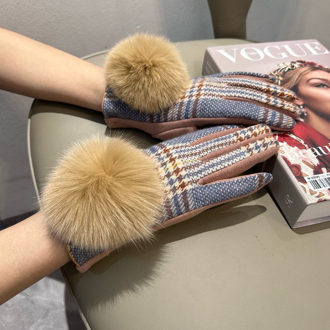 巴宝莉BURBERRY 专柜新品羊毛手套，时尚手套，秋冬保暖加绒内里，经典格子，上手超舒适柔软、百搭！均