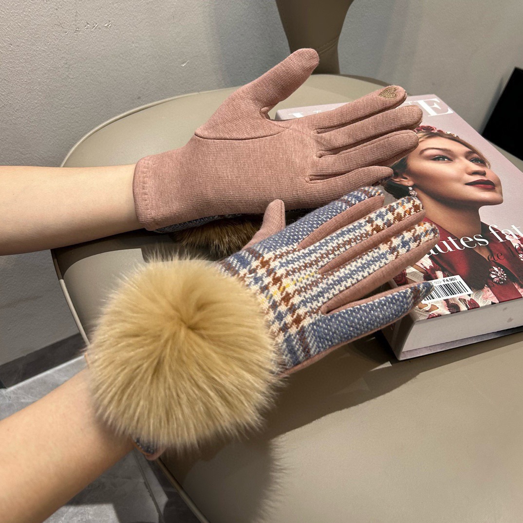 巴宝莉BURBERRY 专柜新品羊毛手套，时尚手套，秋冬保暖加绒内里，经典格子，上手超舒适柔软、百搭！均