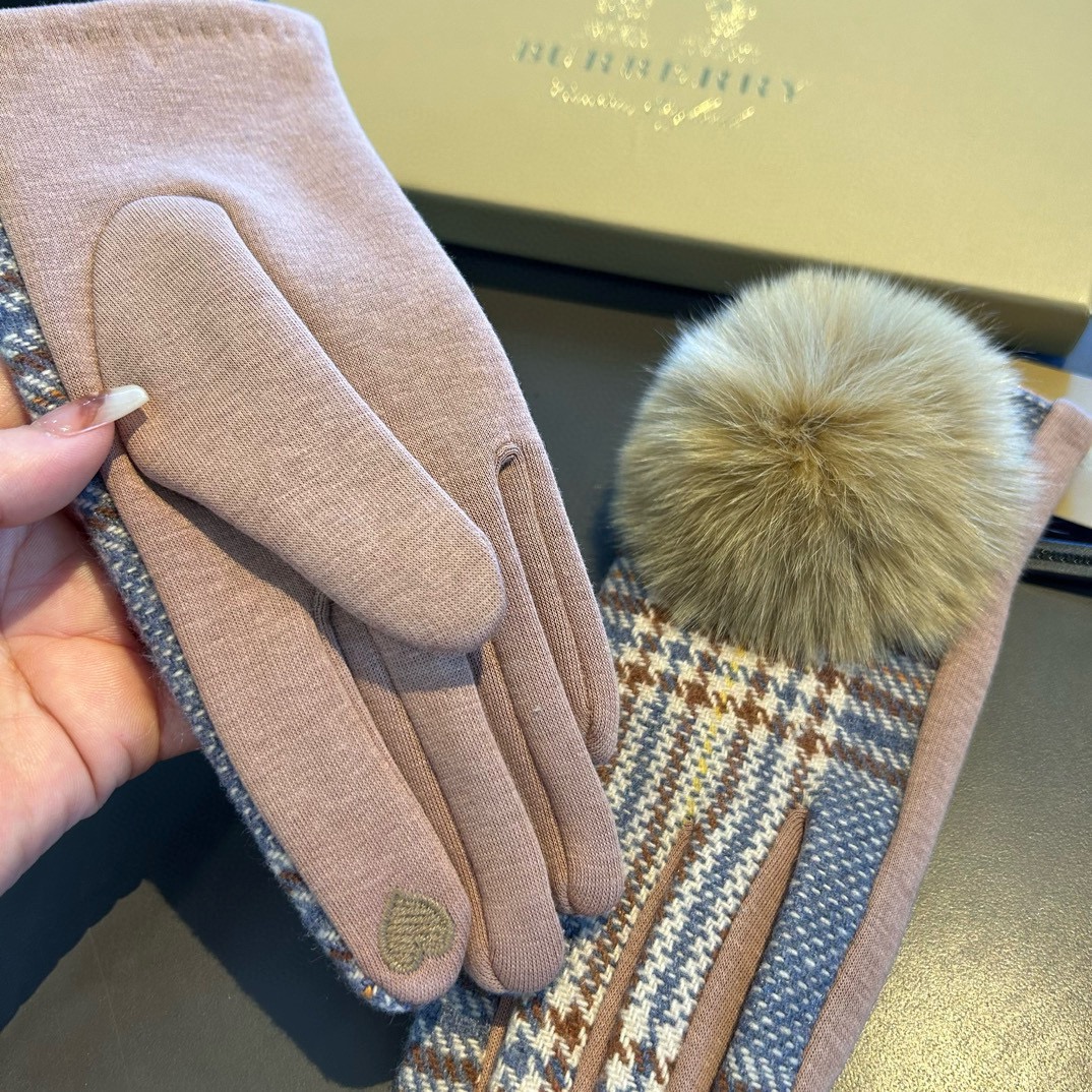 巴宝莉BURBERRY 专柜新品羊毛手套，时尚手套，秋冬保暖加绒内里，经典格子，上手超舒适柔软、百搭！均