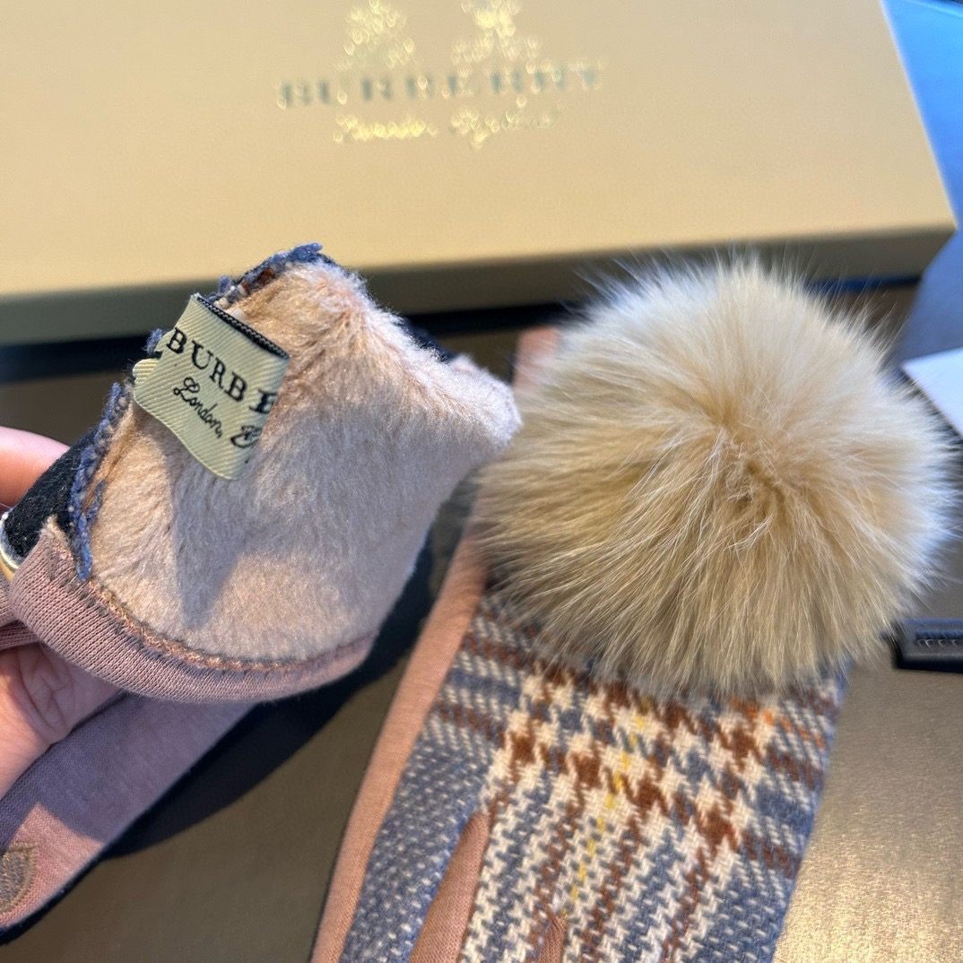巴宝莉BURBERRY 专柜新品羊毛手套，时尚手套，秋冬保暖加绒内里，经典格子，上手超舒适柔软、百搭！均