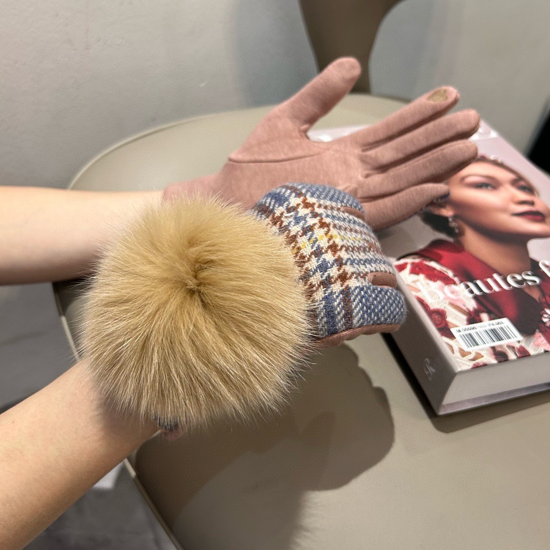 巴宝莉BURBERRY 专柜新品羊毛手套，时尚手套，秋冬保暖加绒内里，经典格子，上手超舒适柔软、百搭！均