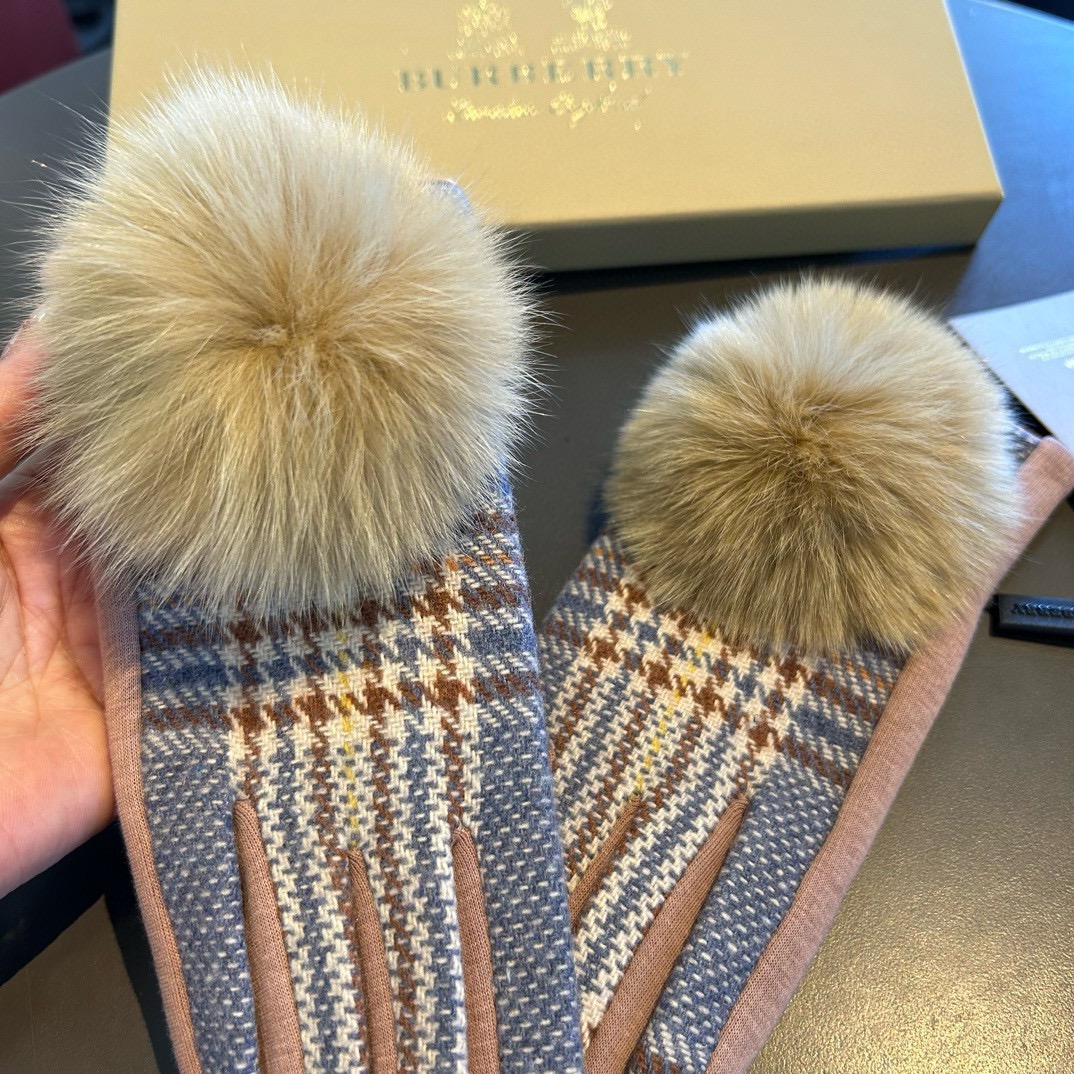 巴宝莉BURBERRY 专柜新品羊毛手套，时尚手套，秋冬保暖加绒内里，经典格子，上手超舒适柔软、百搭！均