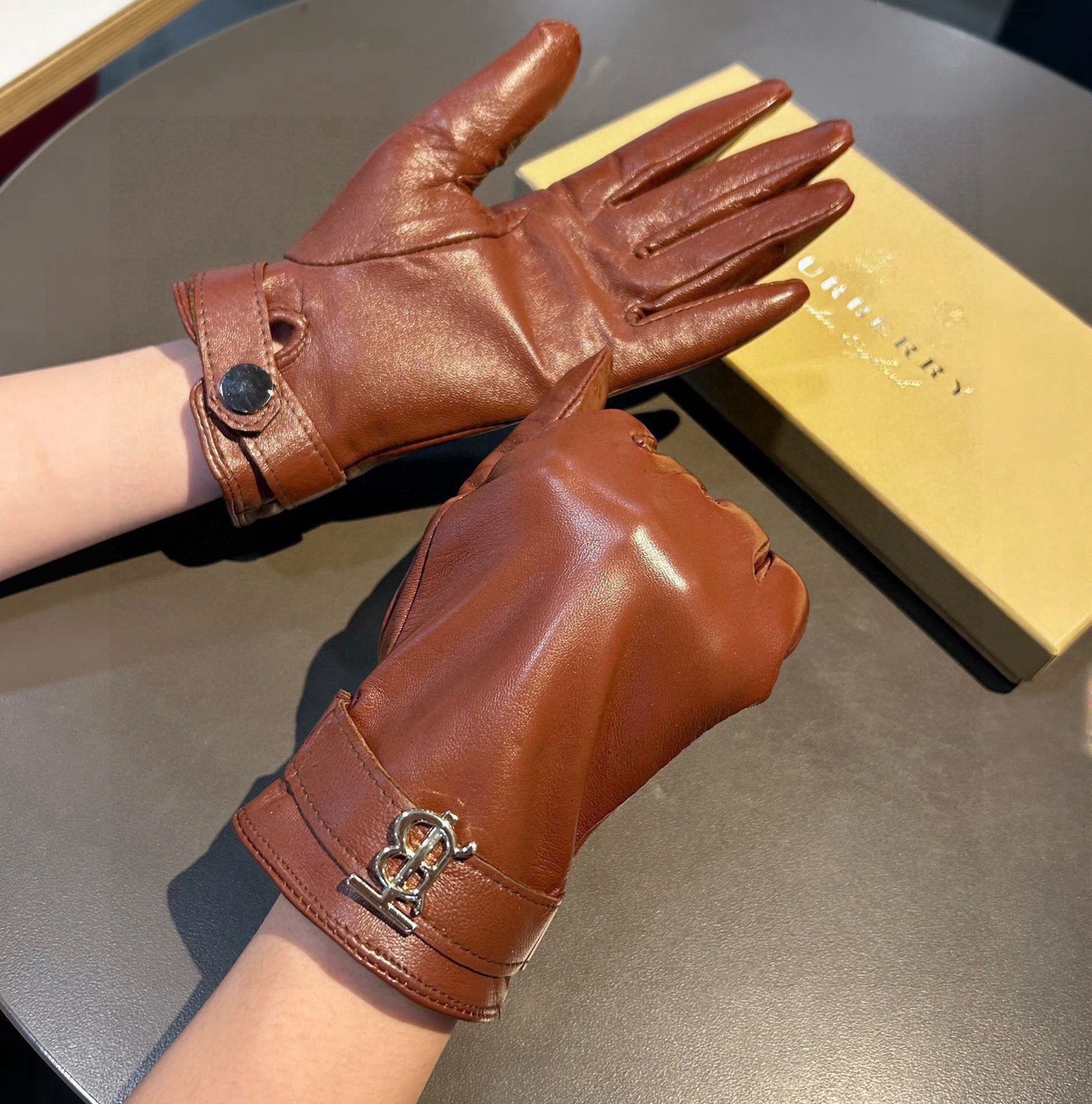 巴宝莉BURBERRY 专柜新品羊皮手套，时尚手套，秋冬保暖加绒内里，经典简洁💕上手超舒适柔软、百搭！码