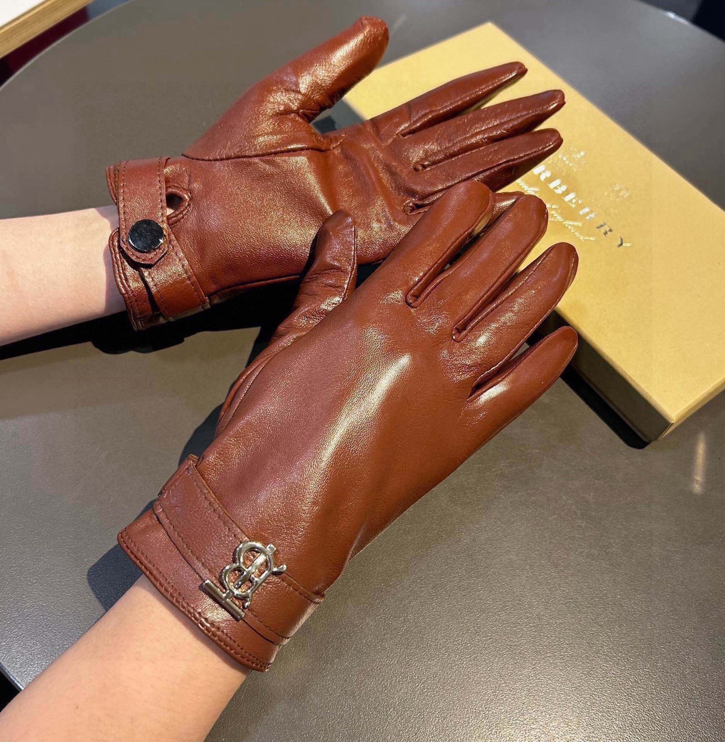 巴宝莉BURBERRY 专柜新品羊皮手套，时尚手套，秋冬保暖加绒内里，经典简洁💕上手超舒适柔软、百搭！码