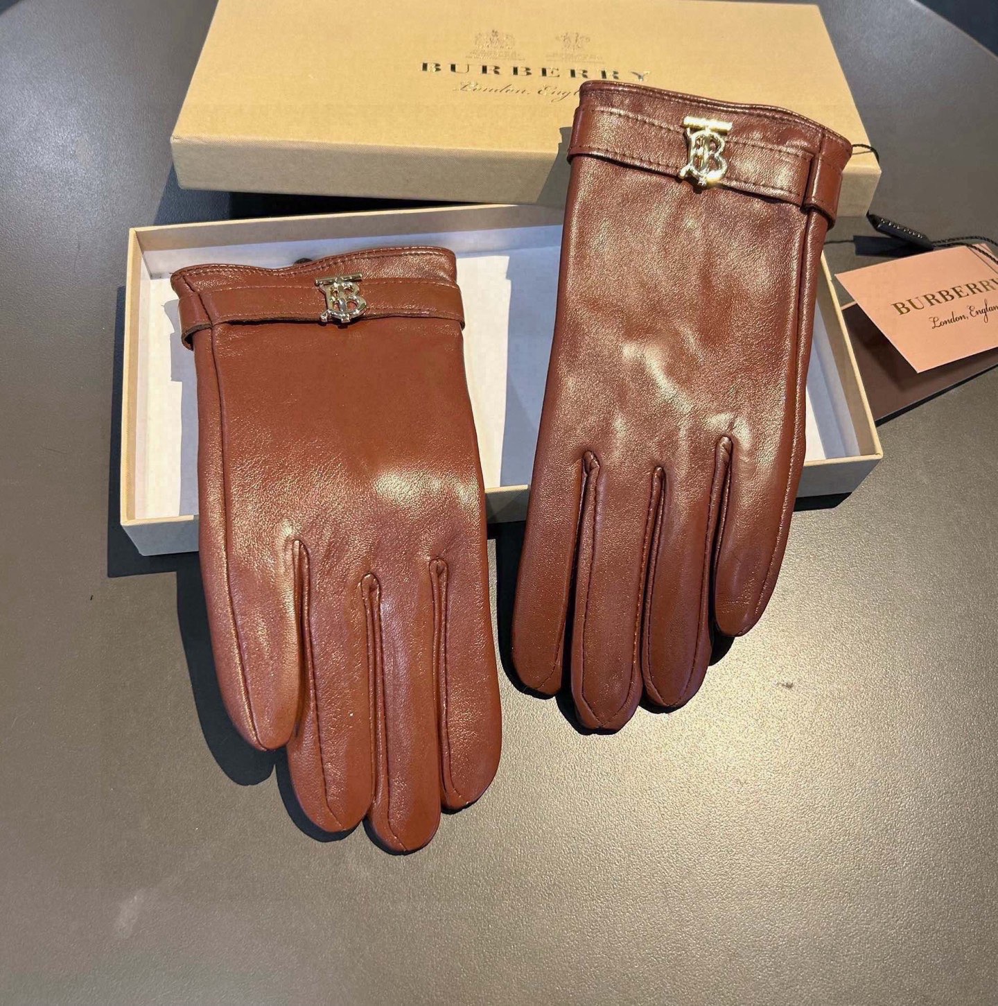 巴宝莉BURBERRY 专柜新品羊皮手套，时尚手套，秋冬保暖加绒内里，经典简洁💕上手超舒适柔软、百搭！码
