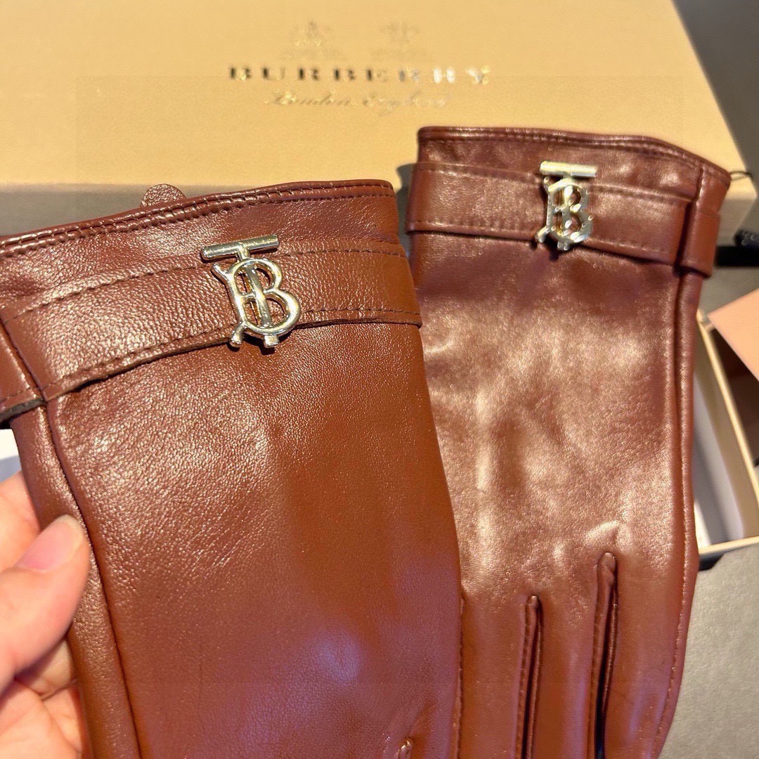 巴宝莉BURBERRY 专柜新品羊皮手套，时尚手套，秋冬保暖加绒内里，经典简洁💕上手超舒适柔软、百搭！码