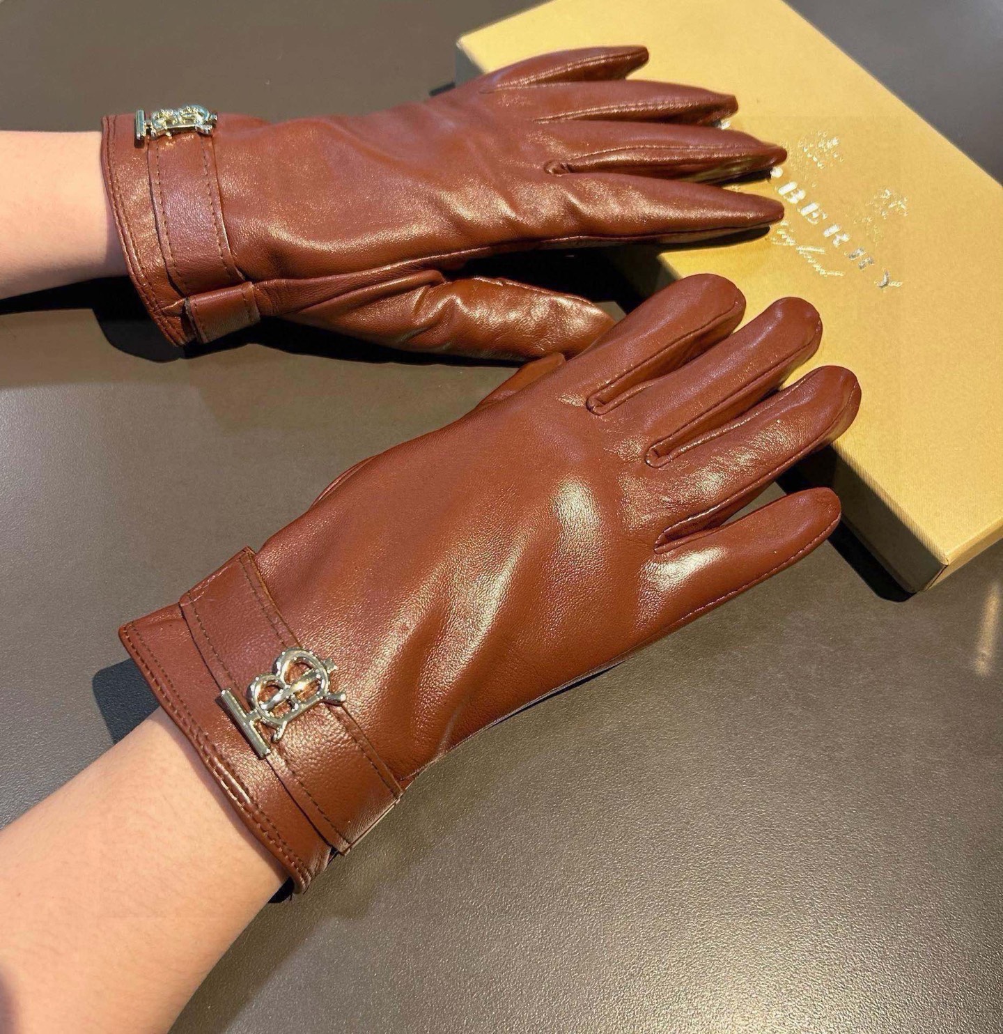 巴宝莉BURBERRY 专柜新品羊皮手套，时尚手套，秋冬保暖加绒内里，经典简洁💕上手超舒适柔软、百搭！码
