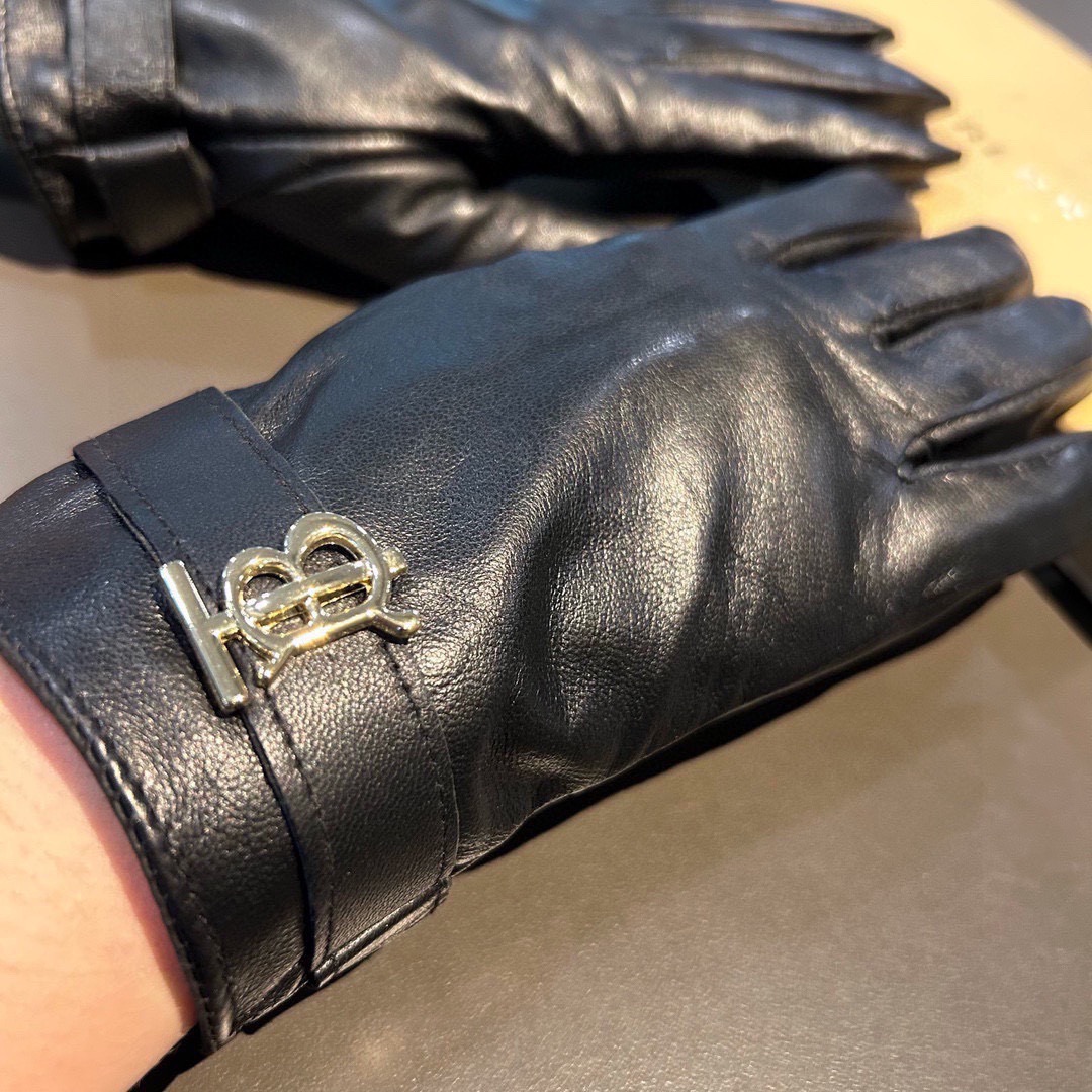 巴宝莉BURBERRY 专柜新品羊皮手套，时尚手套，秋冬保暖加绒内里，经典简洁💕上手超舒适柔软、百搭！码