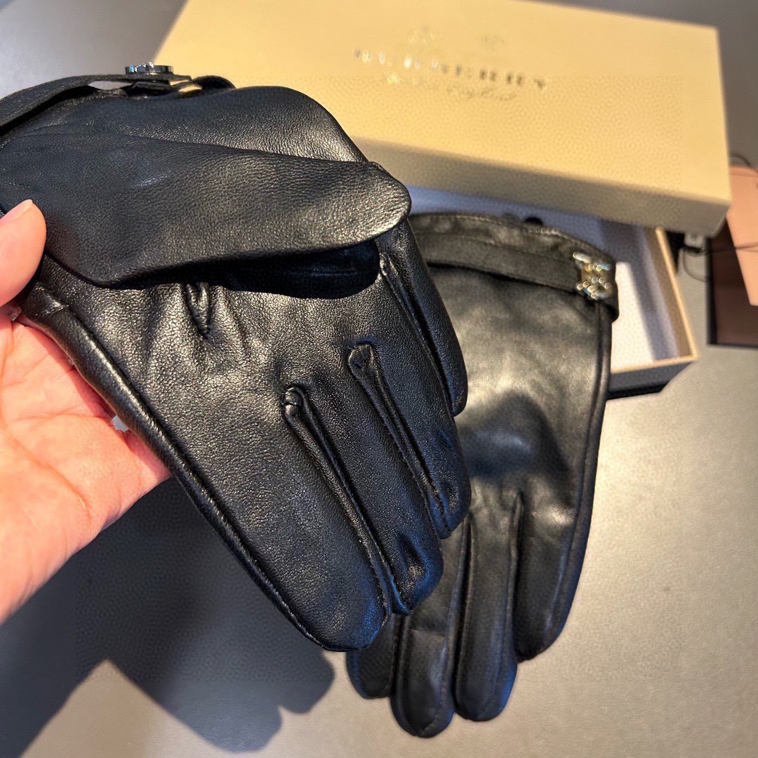 巴宝莉BURBERRY 专柜新品羊皮手套，时尚手套，秋冬保暖加绒内里，经典简洁💕上手超舒适柔软、百搭！码