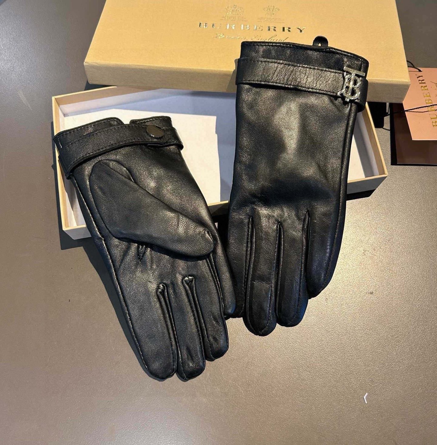 巴宝莉BURBERRY 专柜新品羊皮手套，时尚手套，秋冬保暖加绒内里，经典简洁💕上手超舒适柔软、百搭！码