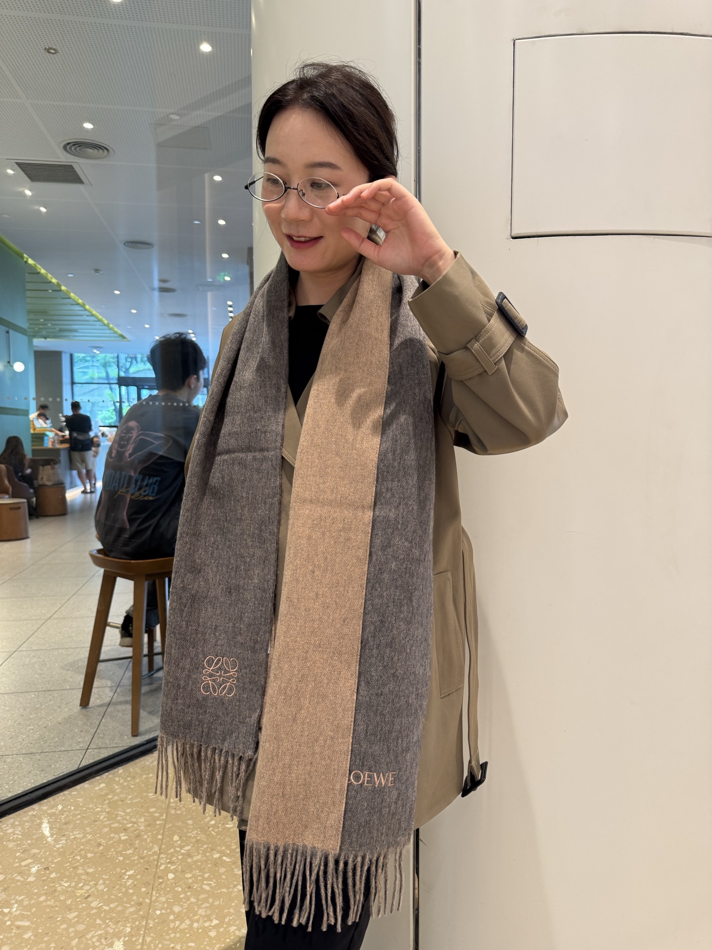 Loewe Loewe · 罗意威难得一见的温柔配色 低调又不失优雅 重点推荐 双面配色 一条围巾两种风格搭配
