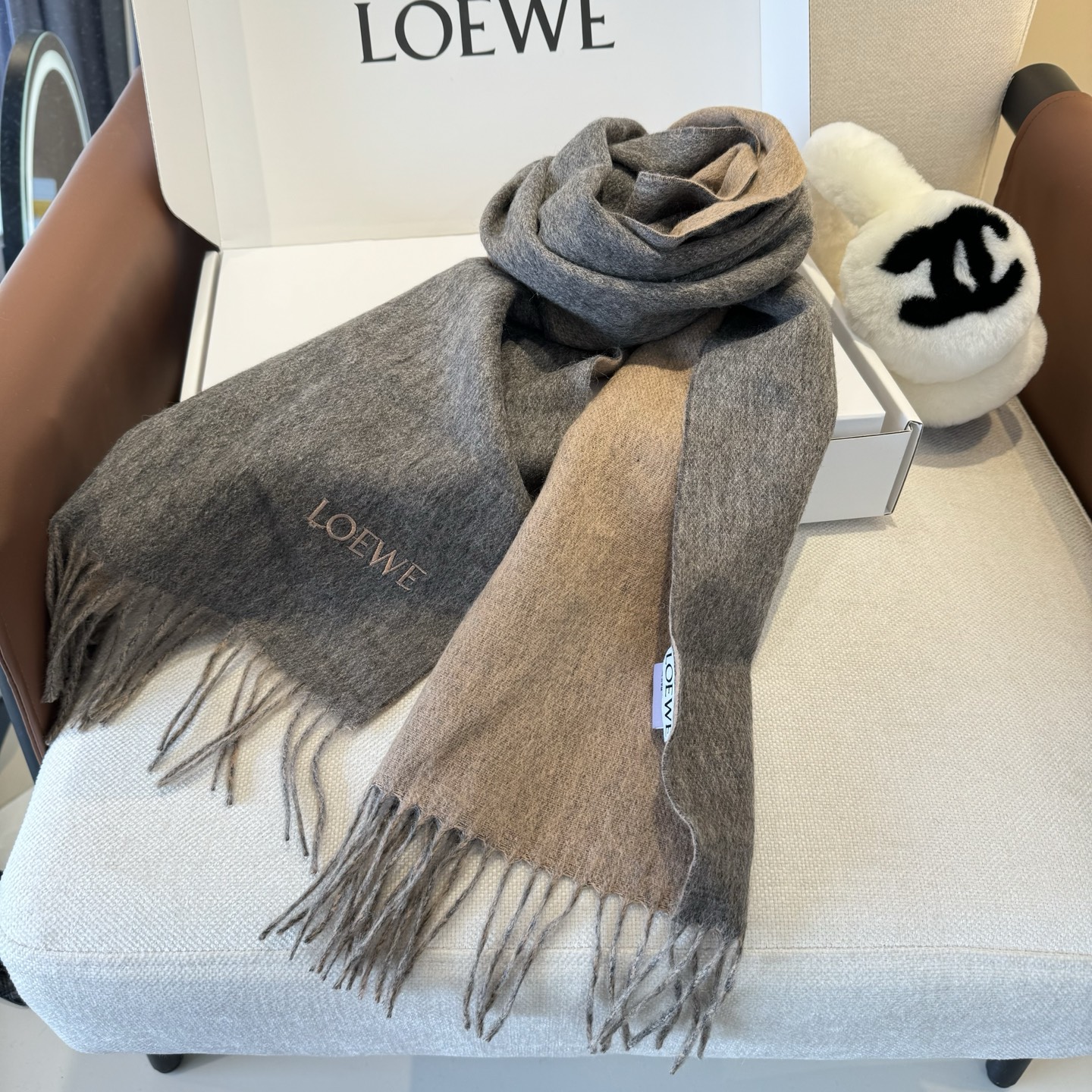 Loewe Loewe · 罗意威难得一见的温柔配色 低调又不失优雅 重点推荐 双面配色 一条围巾两种风格搭配