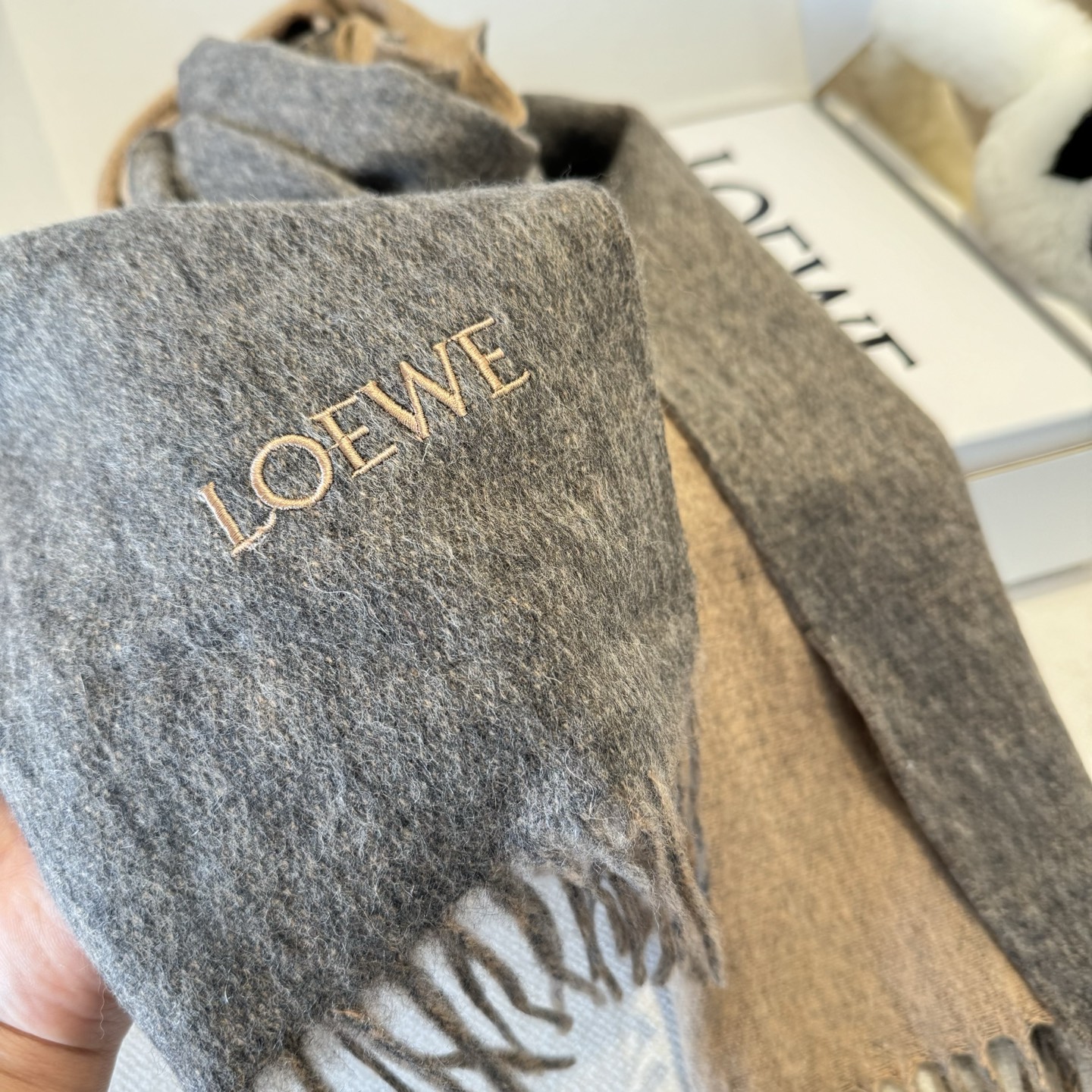 Loewe Loewe · 罗意威难得一见的温柔配色 低调又不失优雅 重点推荐 双面配色 一条围巾两种风格搭配