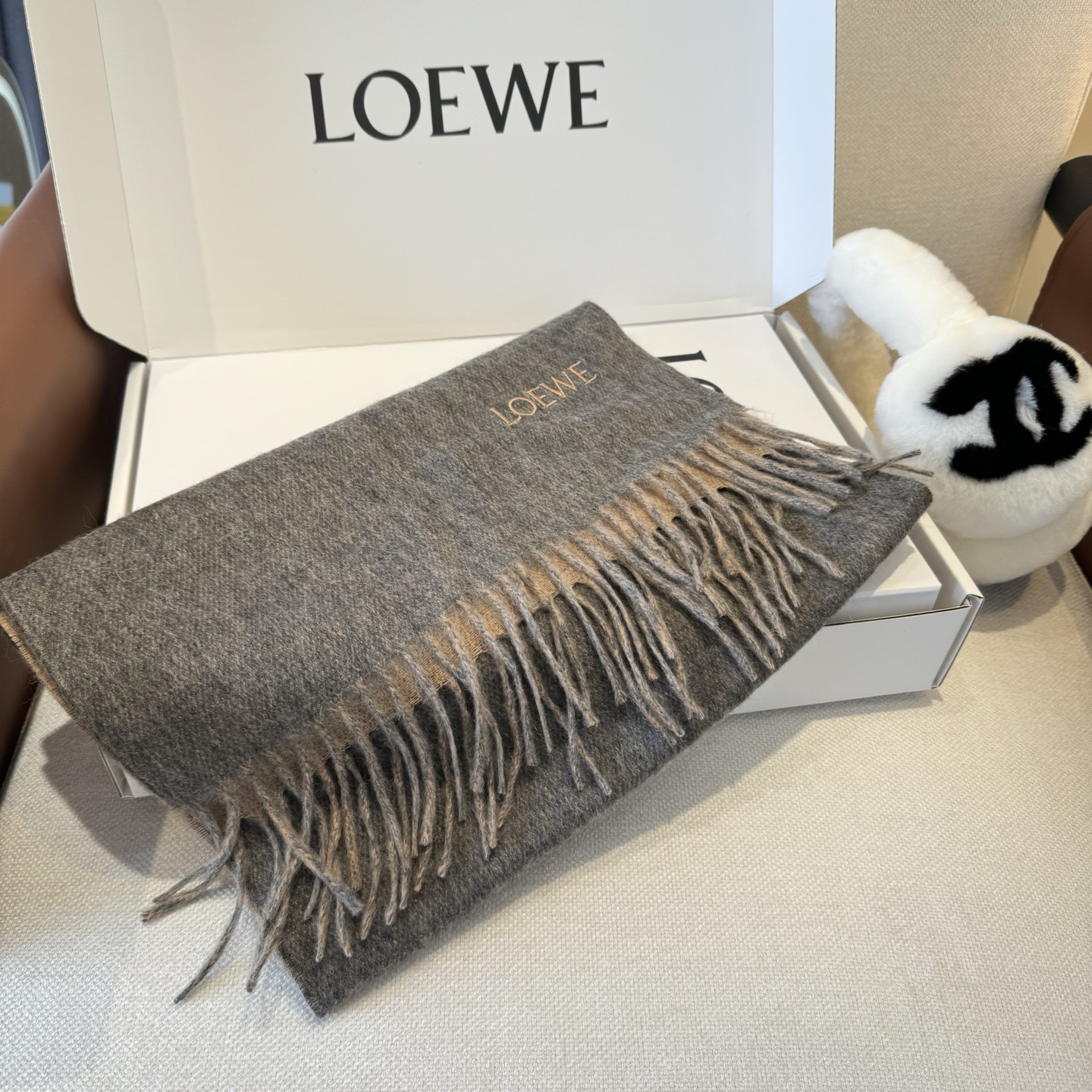 Loewe Loewe · 罗意威难得一见的温柔配色 低调又不失优雅 重点推荐 双面配色 一条围巾两种风格搭配