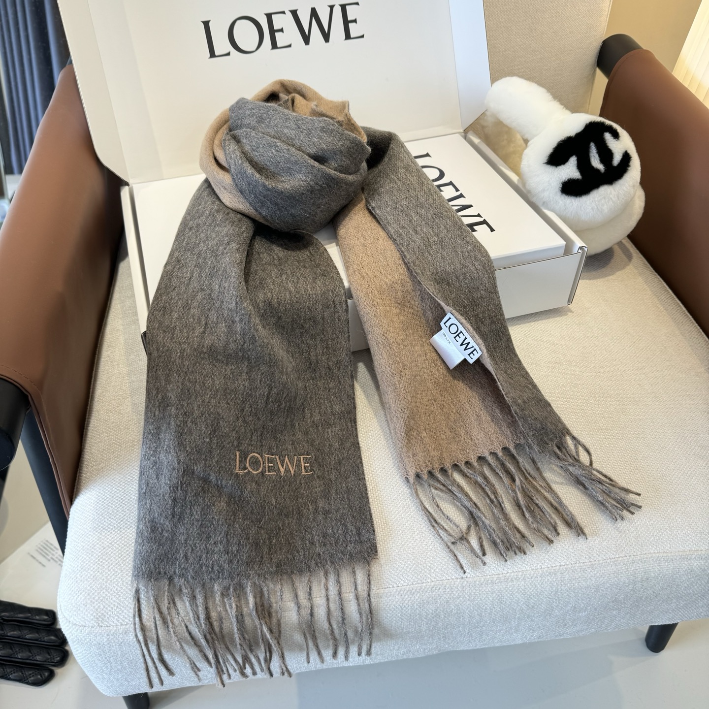 Loewe Loewe · 罗意威难得一见的温柔配色 低调又不失优雅 重点推荐 双面配色 一条围巾两种风格搭配