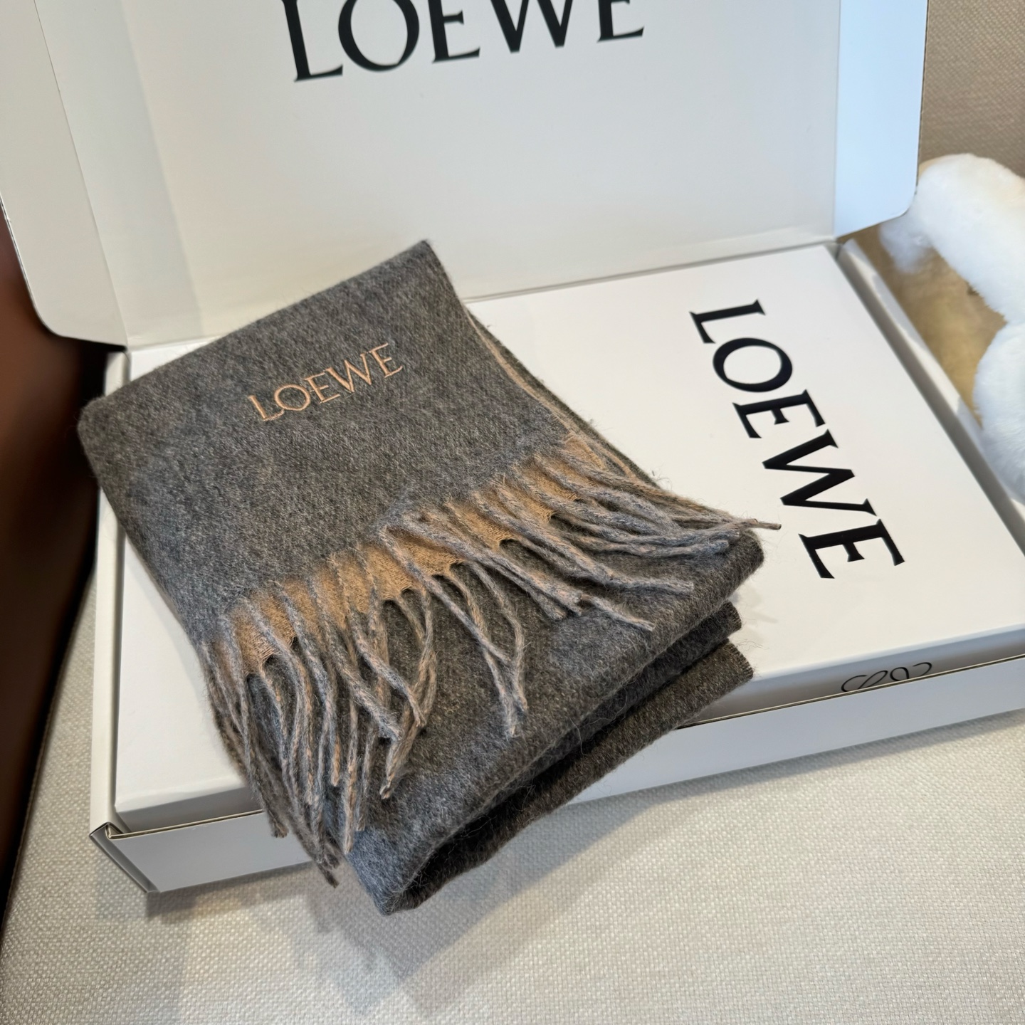 Loewe Loewe · 罗意威难得一见的温柔配色 低调又不失优雅 重点推荐 双面配色 一条围巾两种风格搭配