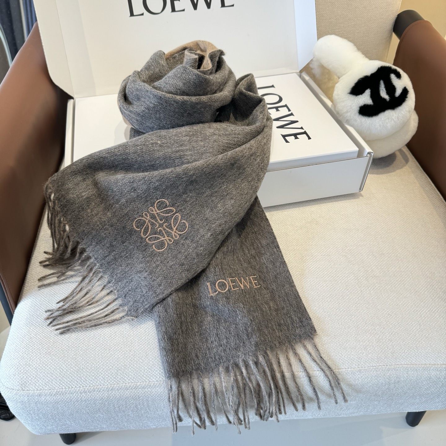Loewe Loewe · 罗意威难得一见的温柔配色 低调又不失优雅 重点推荐 双面配色 一条围巾两种风格搭配