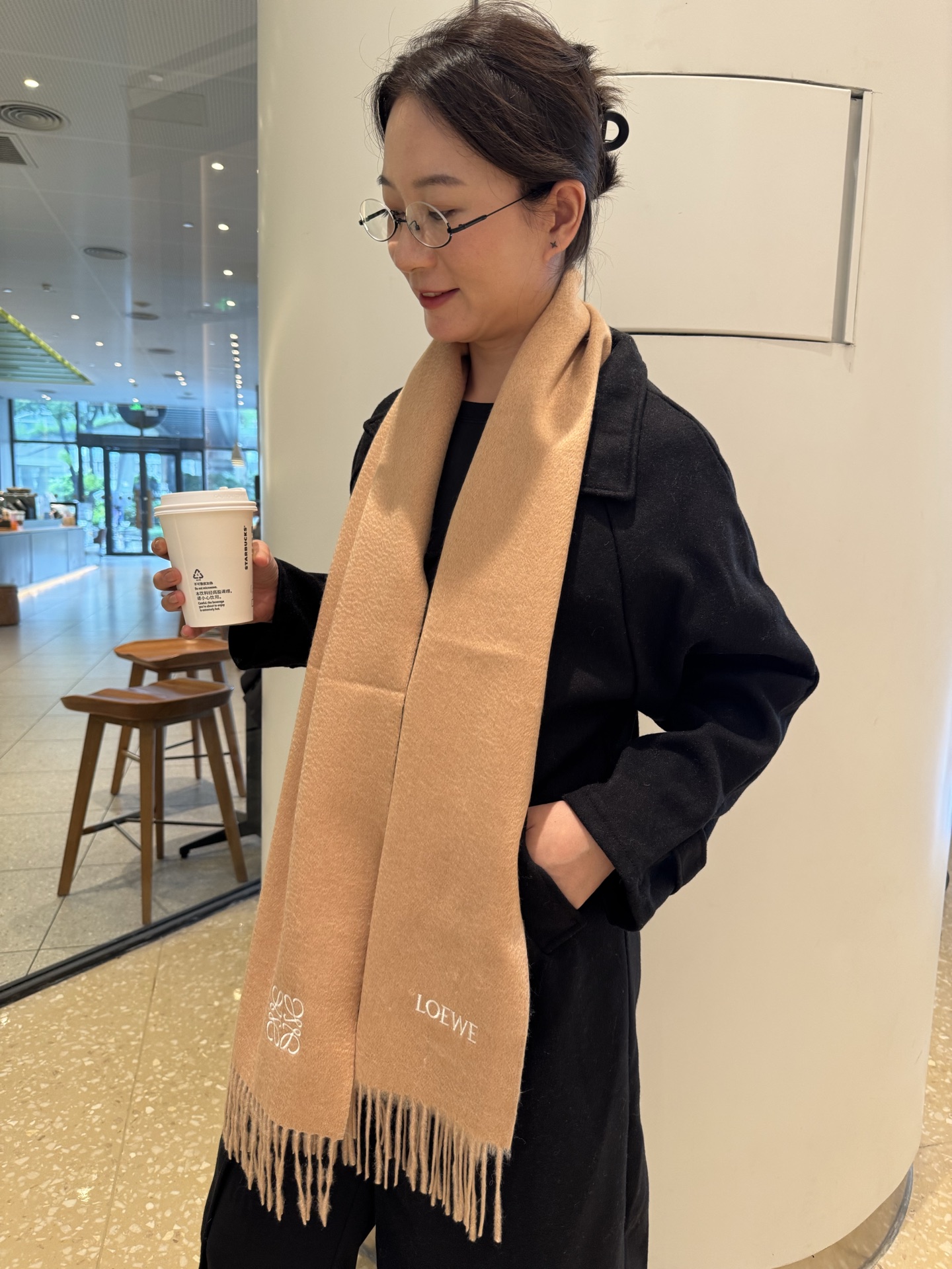 Loewe Loewe · 罗意威难得一见的温柔配色 低调又不失优雅 重点推荐 双面配色 一条围巾两种风格搭配