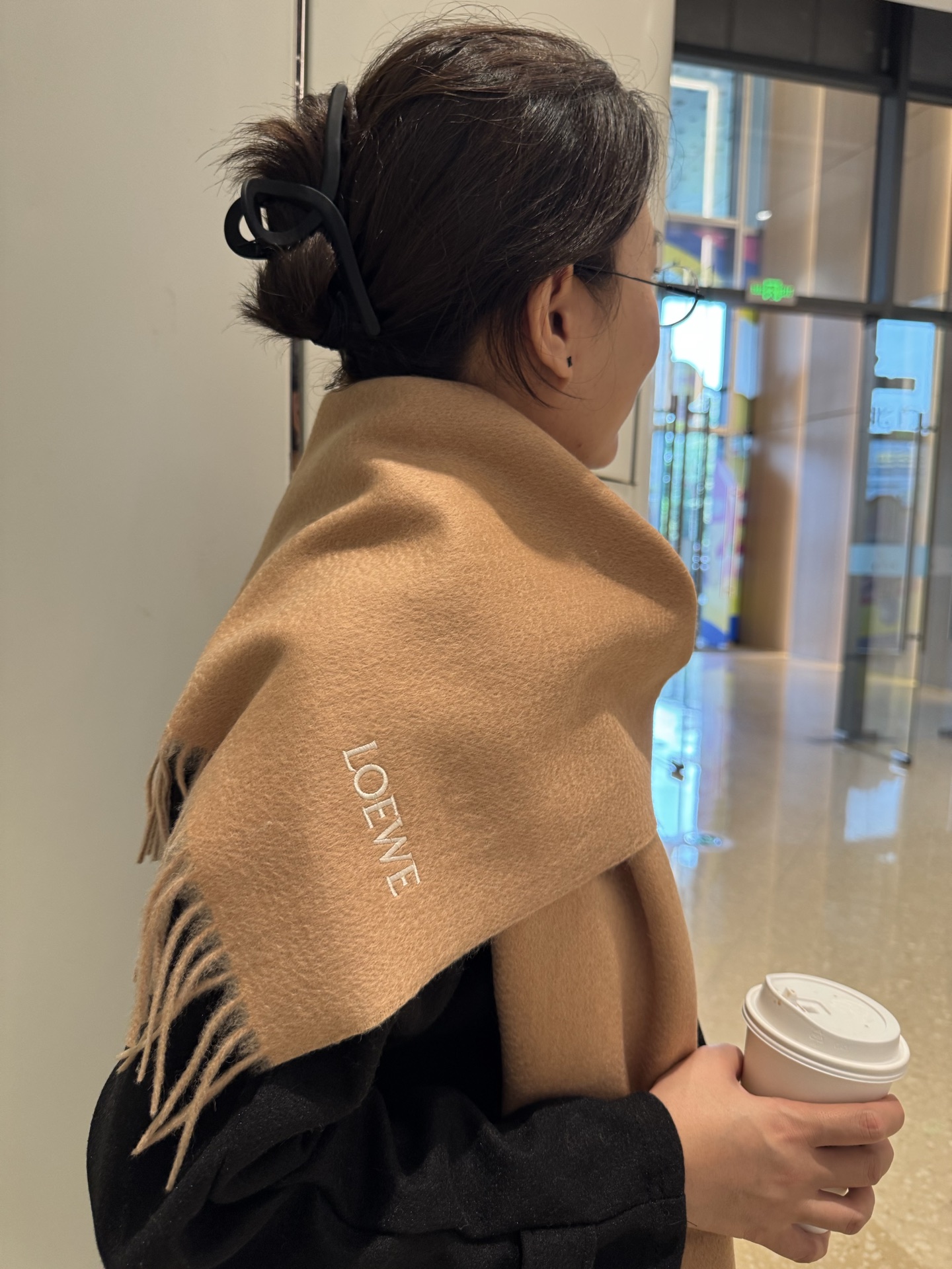 Loewe Loewe · 罗意威难得一见的温柔配色 低调又不失优雅 重点推荐 双面配色 一条围巾两种风格搭配