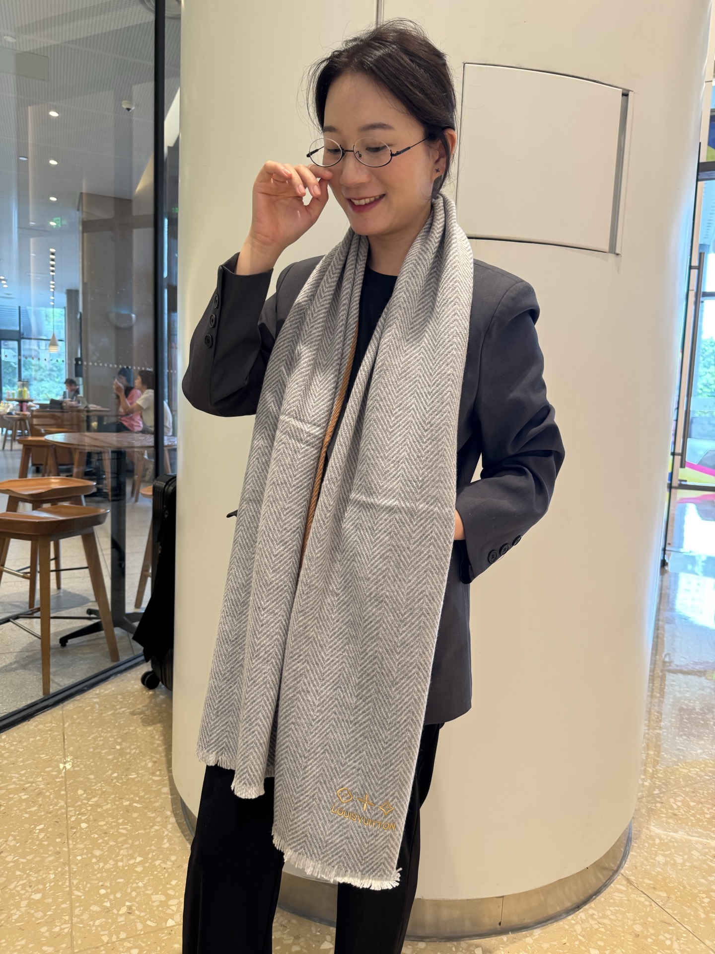 NO:533007,Lv cashmere scarf is given to a big new product, popular, and the best hard product through the channel. Exported to Italy, the number of direct supply counters is very small. Customer-supplied cashmere has a soft and soft feel. After 'trembling', the brightness of the color has been increased by strictly selecting the highest quality cashmere. Without comparison, there is no harm. The world's top cashmere makes the scarf so luxurious, and it also increases the aesthetic and functionality. Two lines of each color must be left. There is no headache to match, and there is no regret for ten thousand years. It is particularly worth recommending that this model is a twill color system, carefully selected popular color matching, with a bright and high-end feeling in the whole family. All colors can be matched with each other 45*200cm, Albas cashmere high-version scarf, high-version scarf, louis vuitton19860909Lv羊绒围巾送给重磅上新,爆款爆款,渠道极品硬货～出口意大利直供专柜尾单到手数量极少,客供面料羊绒,手感软糯,经“颤栗”处理,增加了色彩的鲜艳度一直以严格选用最高品质的羊绒为基准,没有对比就没有伤害,世界最顶级羊绒,让围巾奢华到不行,更是增加了美感和功能性,每色必留两条,搭配不头疼,不留后悔一万年,特别值得推荐的是,此款是斜纹色系,精挑细选的流行配色,色彩感鲜明又高级的感觉全家哪个颜色都可以互相搭配45*200cm,阿尔巴斯山羊绒高版本围巾,高版本围巾,louis vuitton,scarf