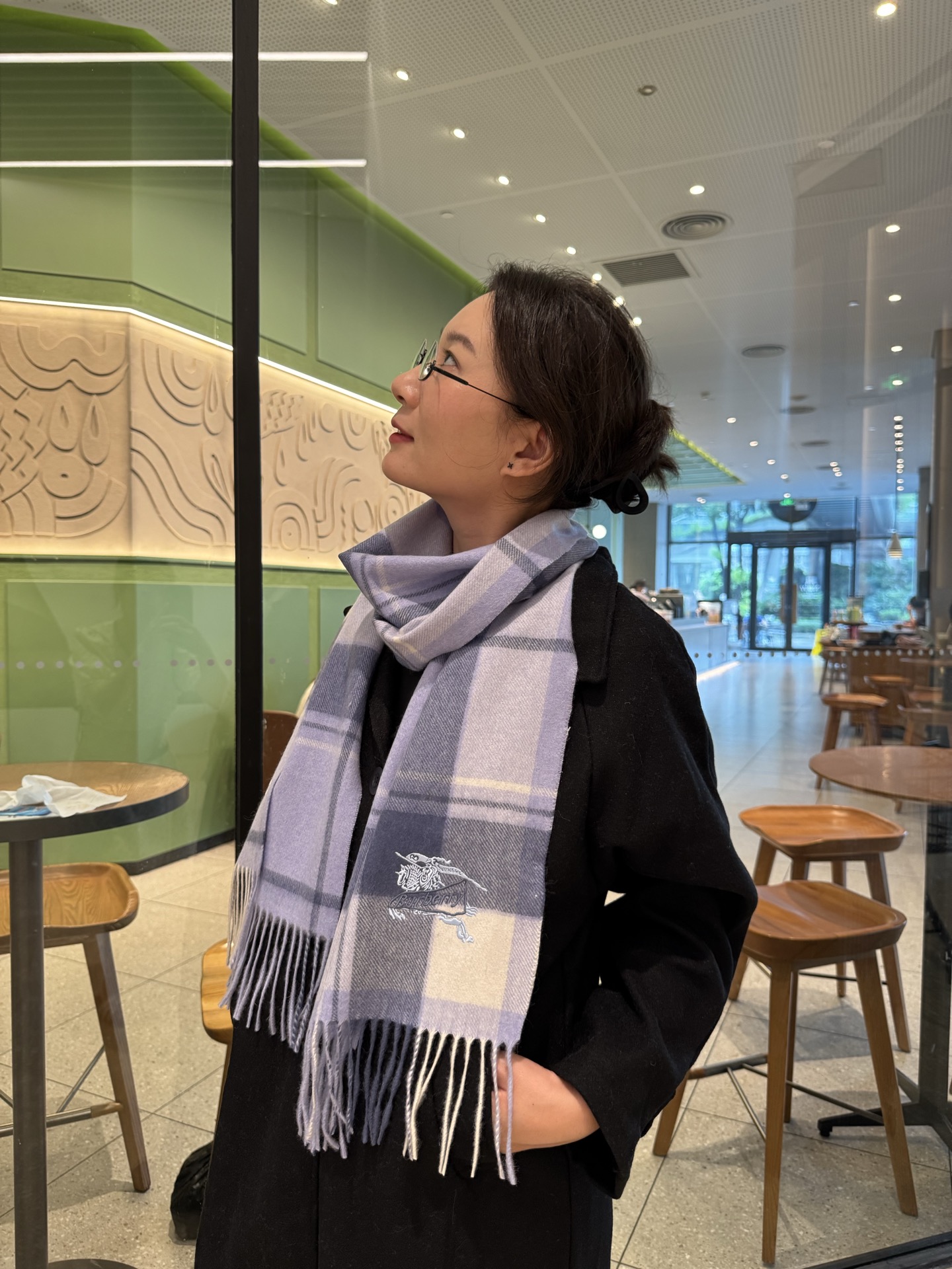 NO:533014,Burberry · Burberry double-sided scarf is so beautiful that it is going crazy. It is so stylish and charming. It is very gentle and fashionable autumn and winter items!  I really like it. The very Classical couple's design lamb velvet looks really amazing. The upper body effect is really good no matter how you surround it!  !  This style is really bought with your eyes closed, and it is easy to control at any age!  !  !  30*200cm high-version scarf, high-version scarf, burberry, burberry19860909Burberry · 巴宝莉双面围巾好看的要疯掉了,太有型太有魅力了非常斯文时尚的秋冬单品！真的很喜欢,非常Classical的情侣款设计羔绒,手感真的绝了上身效果真的随便怎么围都好看！！这种款式真的闭着眼买,任何年龄层都轻松驾驭！！！30*200cm高版本围巾,高版本围巾,burberry,burberry,scarf