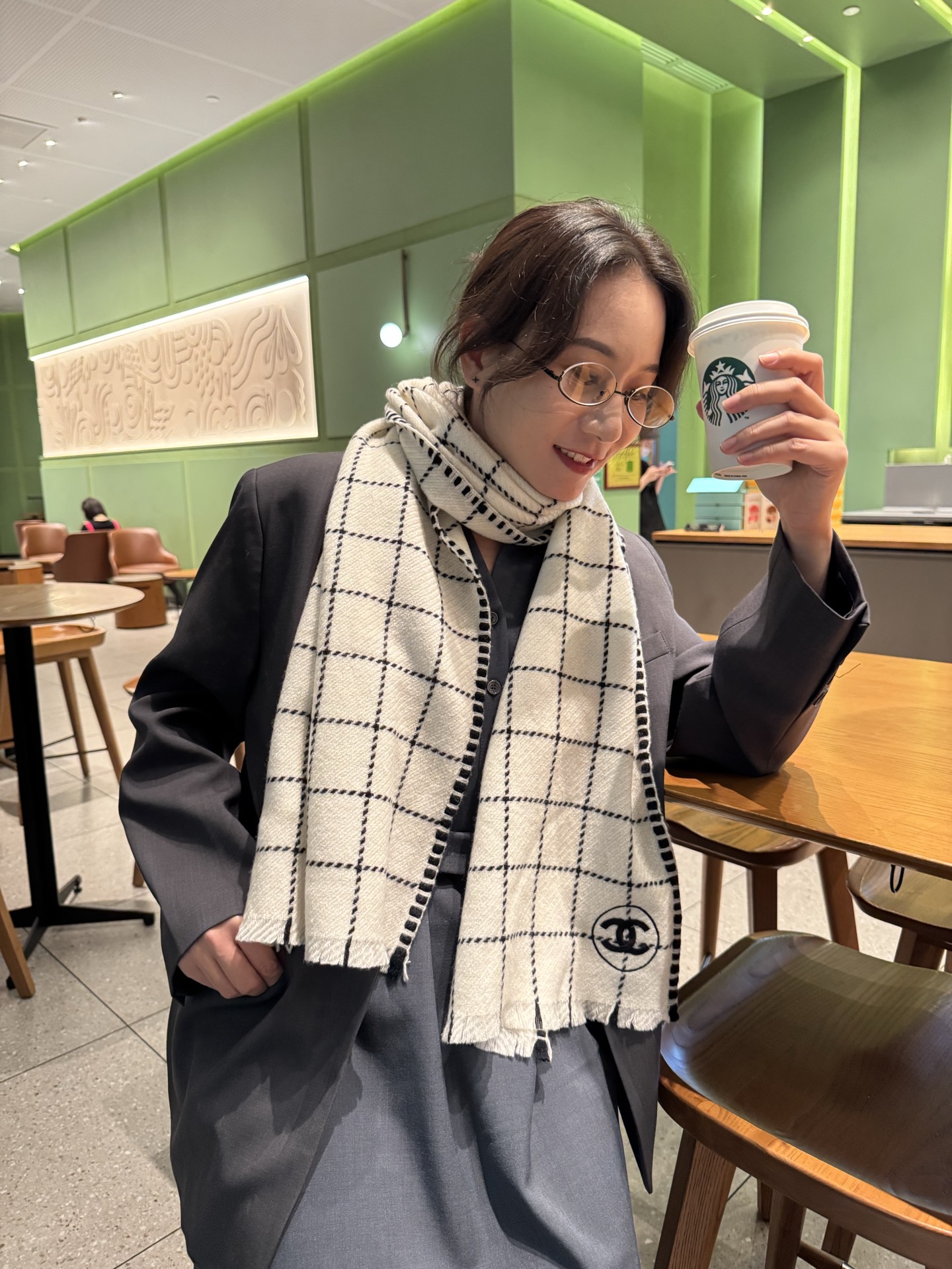 NO:533022,Chanel 2025 series products are exclusively available for VIP products. Top Scottish imported cashmere pattern weaving makes the scarf elastic and soft and skin-friendly. It is extremely noble and elegant. Intellectual style. Simple and atmospheric design. It is definitely not the fancy style. The first choice for life is to taste. Those who know the goods must enter. A must-have for casual style matching!  [Color][Color][Color] Please detour by laymen Size: 38*185 cashmere high-version scarf, high-version scarf, chanel, chanel19860909Chanel香奈儿2025系列货 专供vip产品 顶级苏格兰进口羊绒纹路织法使围巾赋有弹性且柔软亲肤  无比的高贵优雅 知性的款式 简洁大气的设计 绝对的不是花里胡哨的款式绝对的品味生活的首选搭配饰品 识货者必入.休闲风格搭配必备哦！[色][色][色]外行请绕道 Size:38*185羊绒高版本围巾,高版本围巾,chanel,chanel,scarf