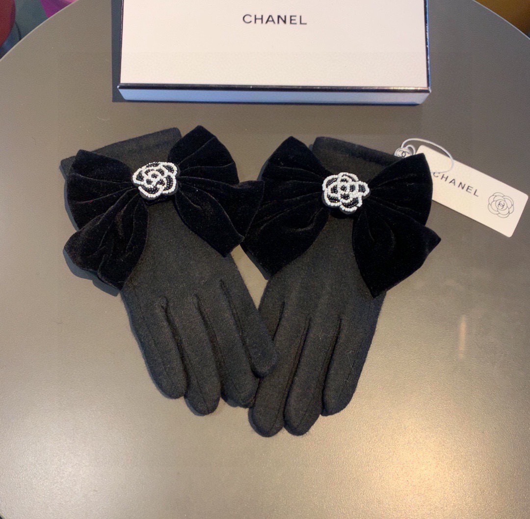 Chanel香奈儿专柜新品羊毛手套，珠珠山茶花+大蝴蝶结。时尚手套，秋冬保暖加绒内里，超嗲蝴蝶结🎀，上手