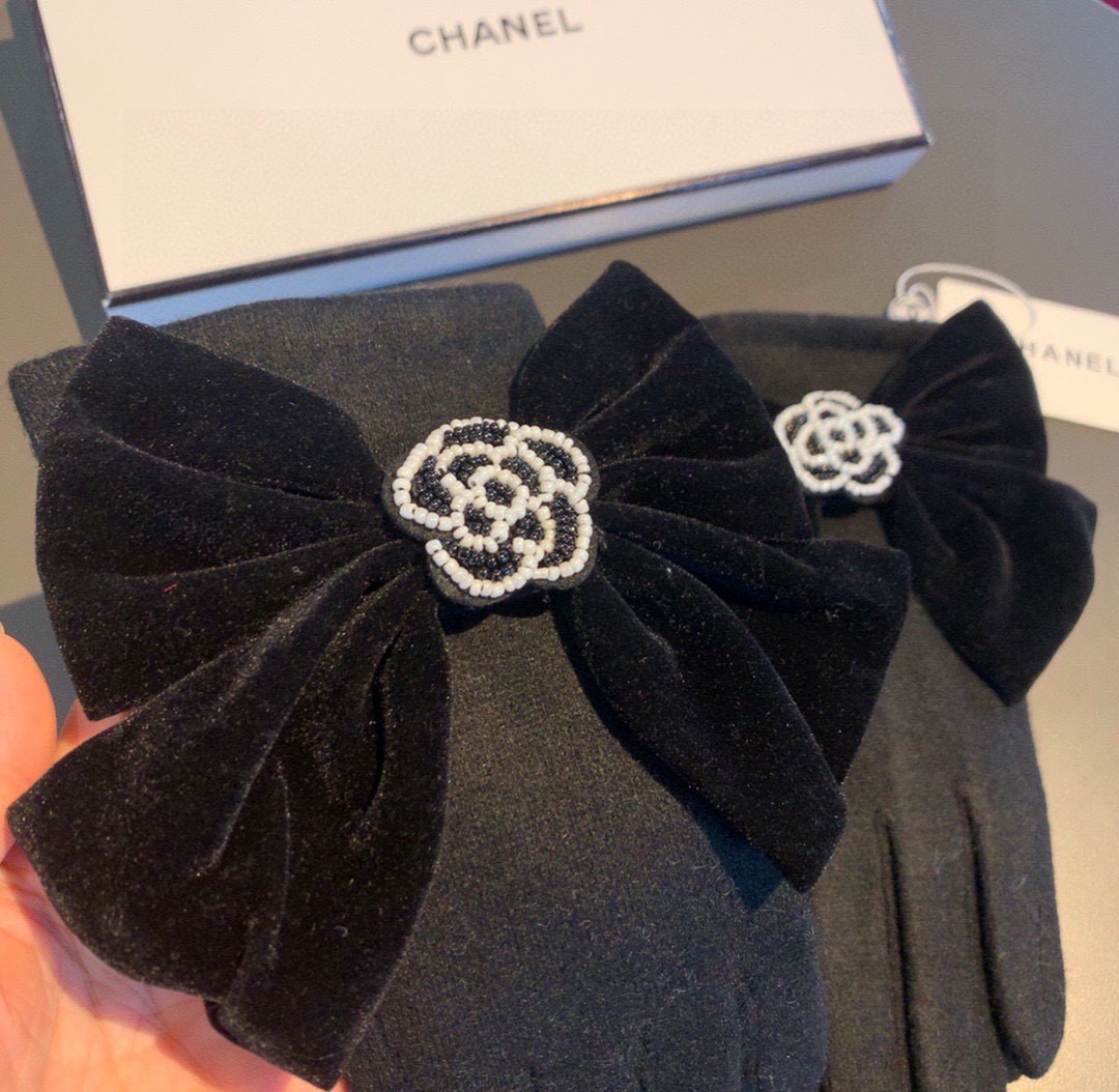 Chanel香奈儿专柜新品羊毛手套，珠珠山茶花+大蝴蝶结。时尚手套，秋冬保暖加绒内里，超嗲蝴蝶结🎀，上手
